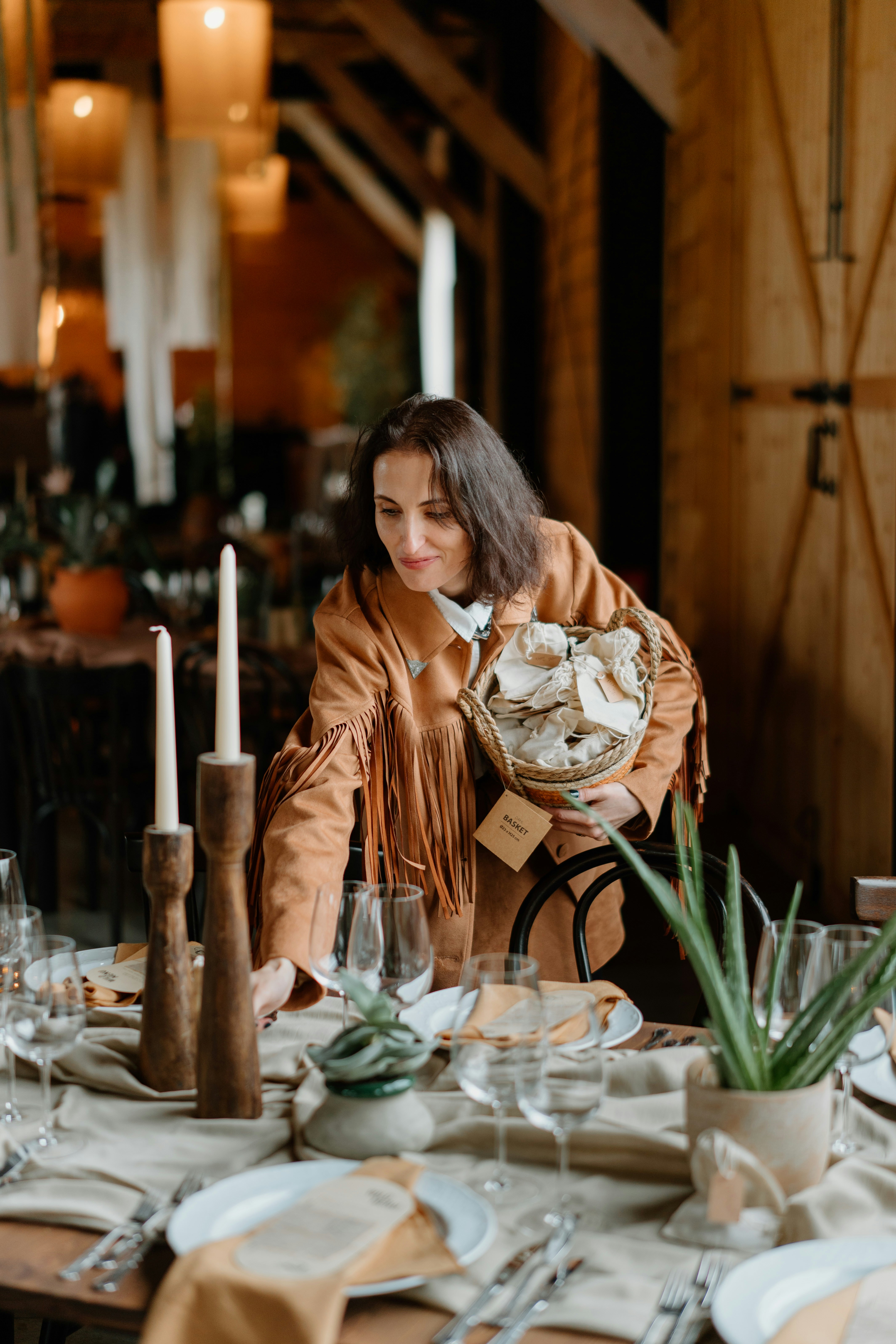 Frau deckt den Tisch mit Brotkorb
