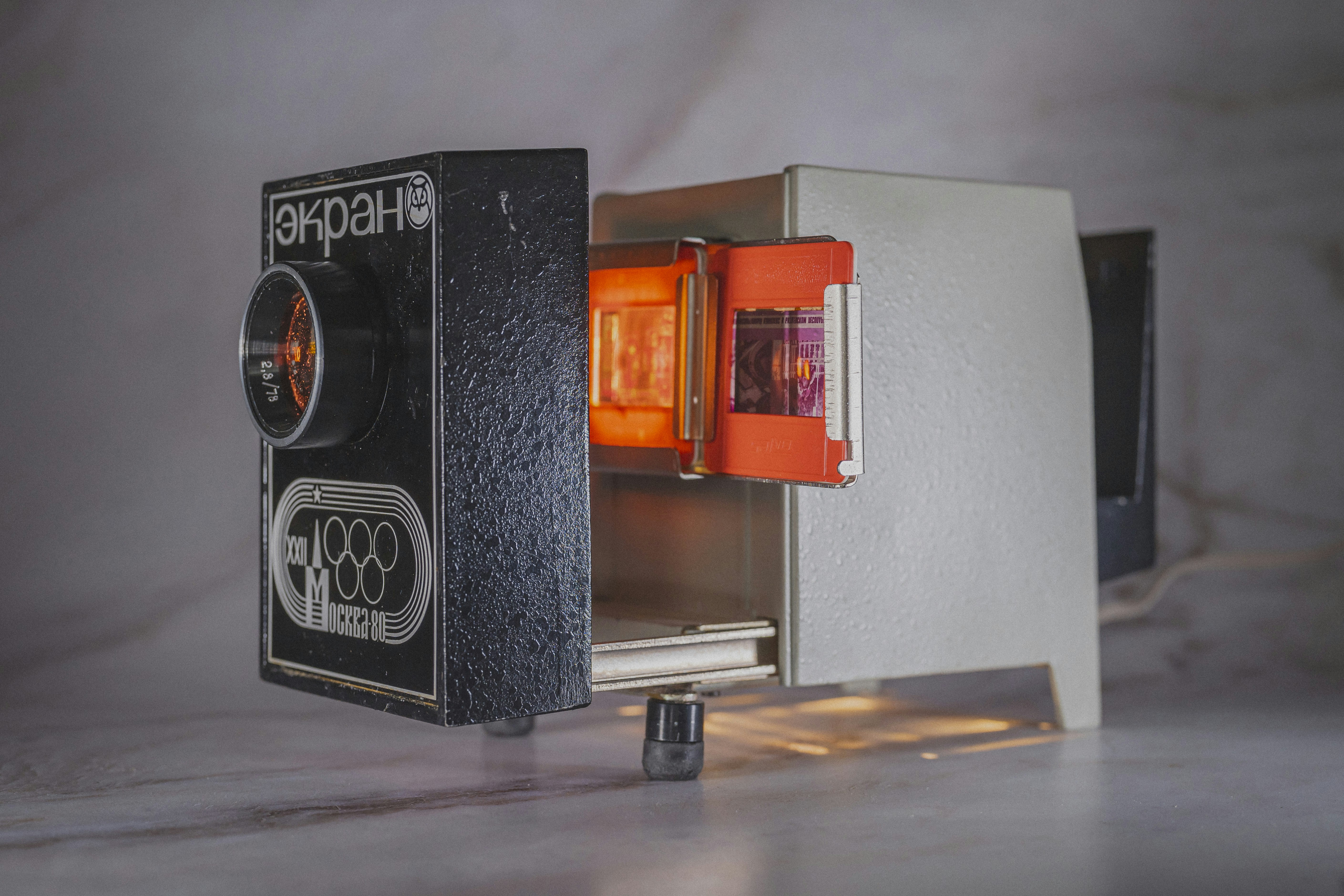 Vintage-Projektor mit beleuchteten Dias