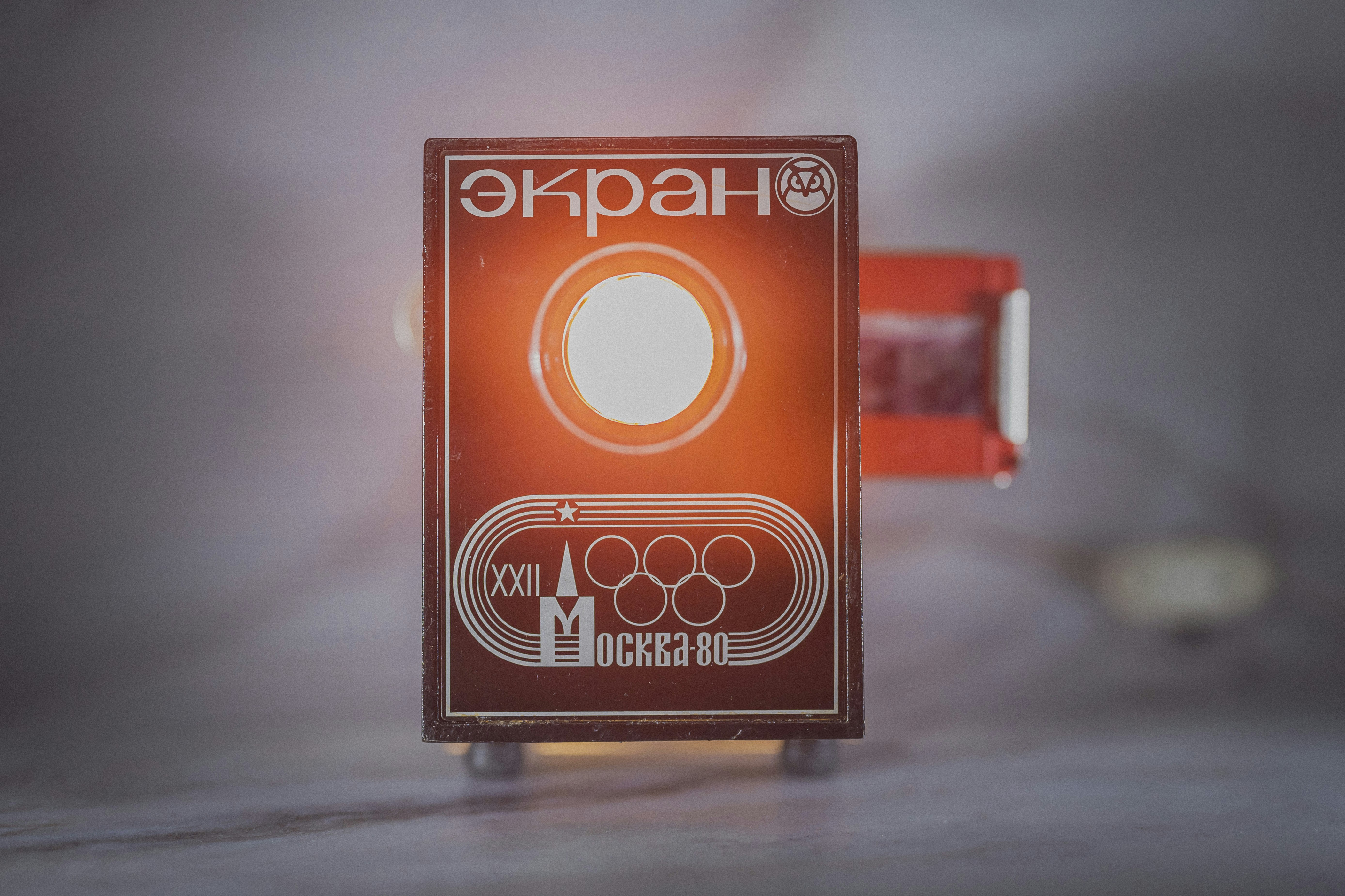 Vintage-sowjetischer Projektor mit beleuchtetem Display