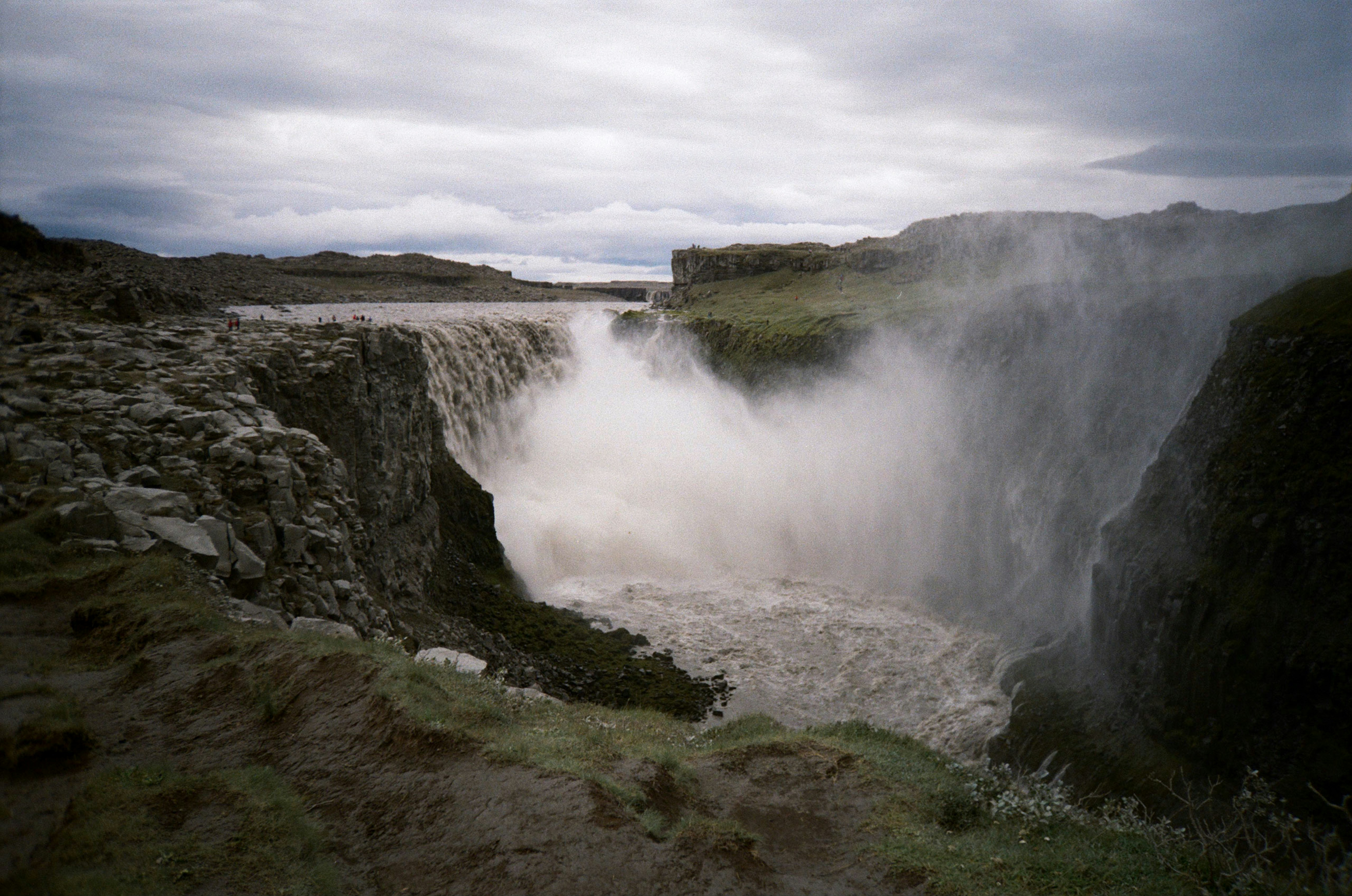 Ein mächtiger Wasserfall stürzt in eine neblige Schlucht