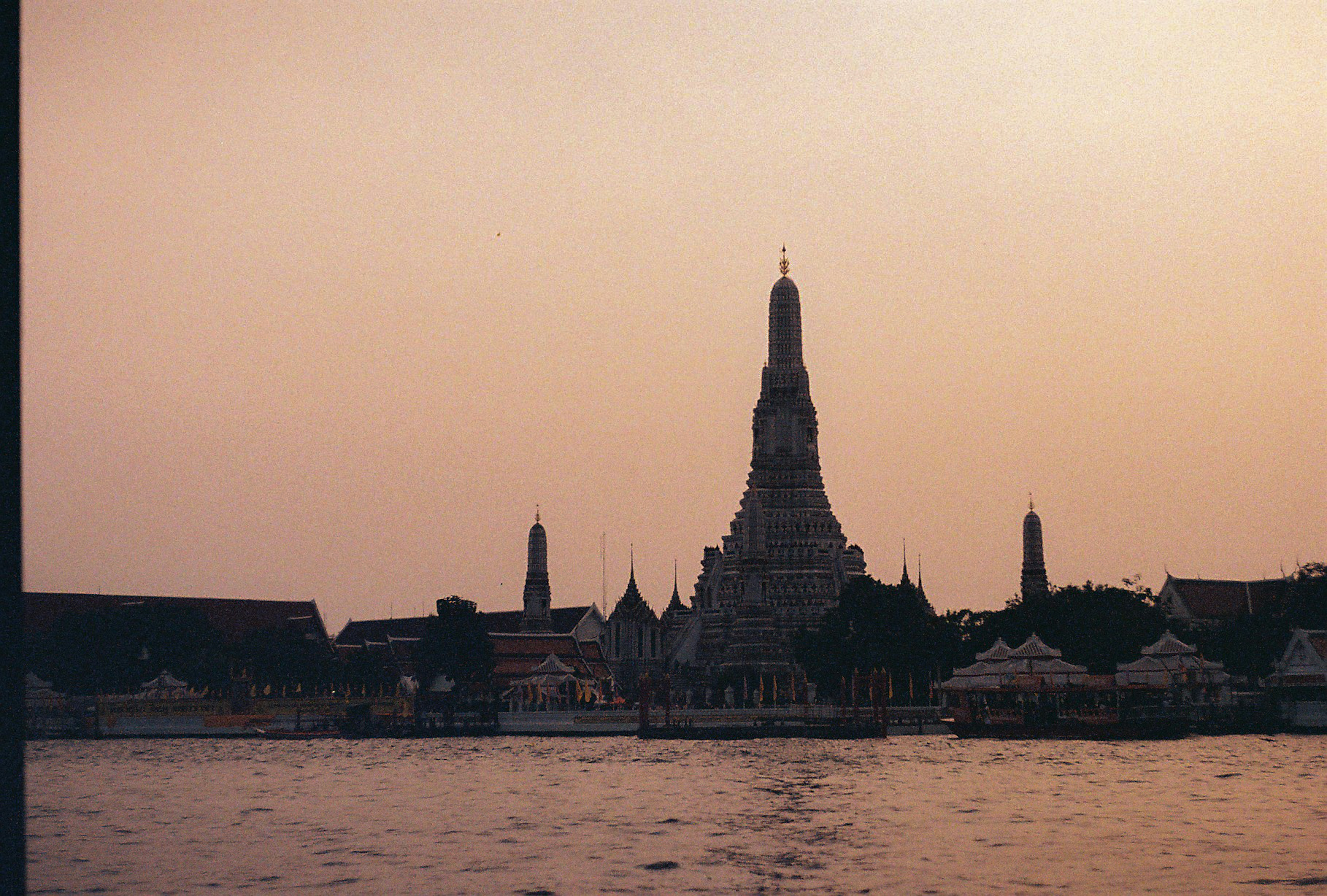 Wat-arun-Tempel zeichnete sich vor einem sanften Sonnenuntergangshimmel ab.