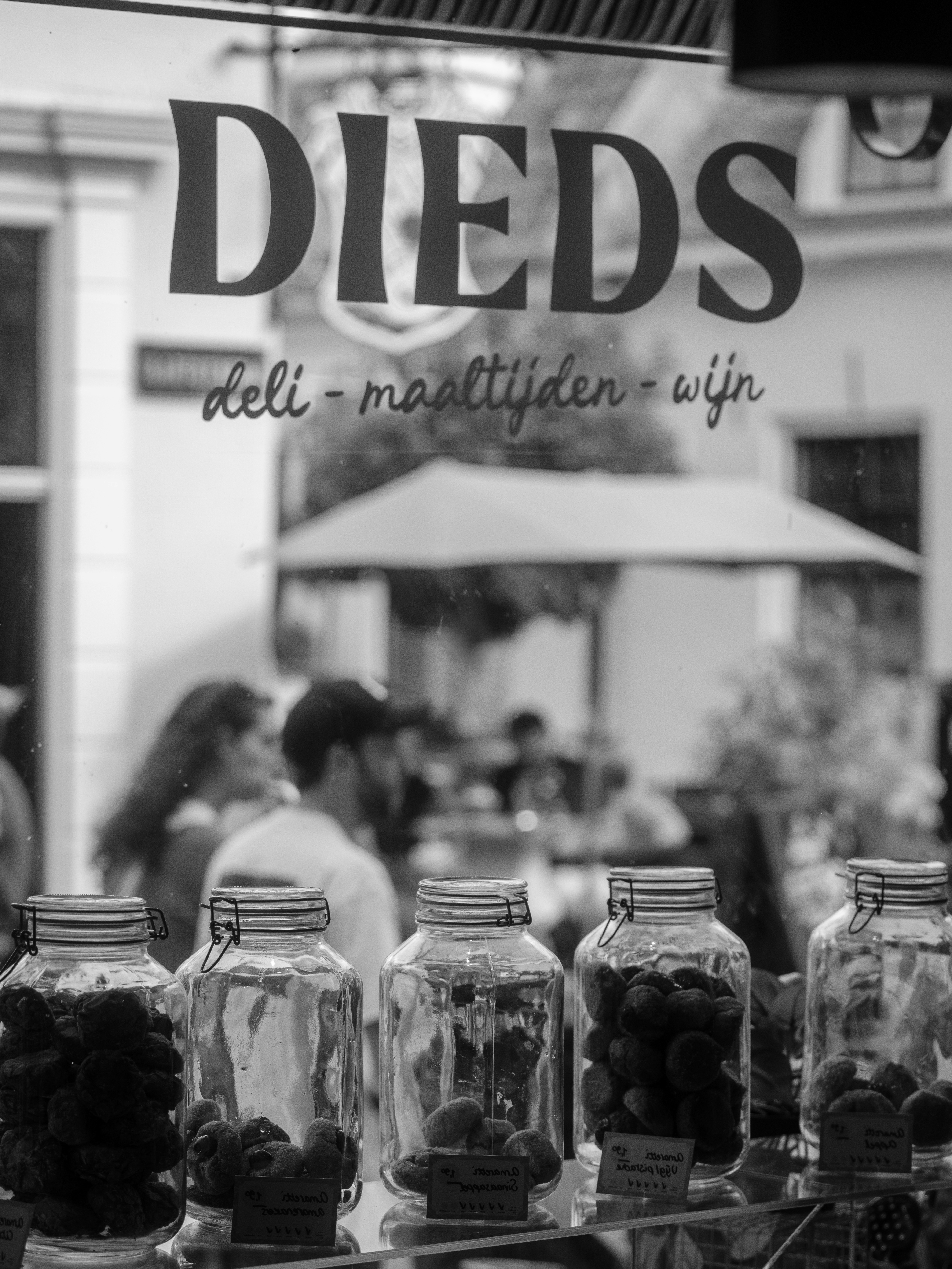 Glasgefäße voller Lebensmittel auf einem Regal.