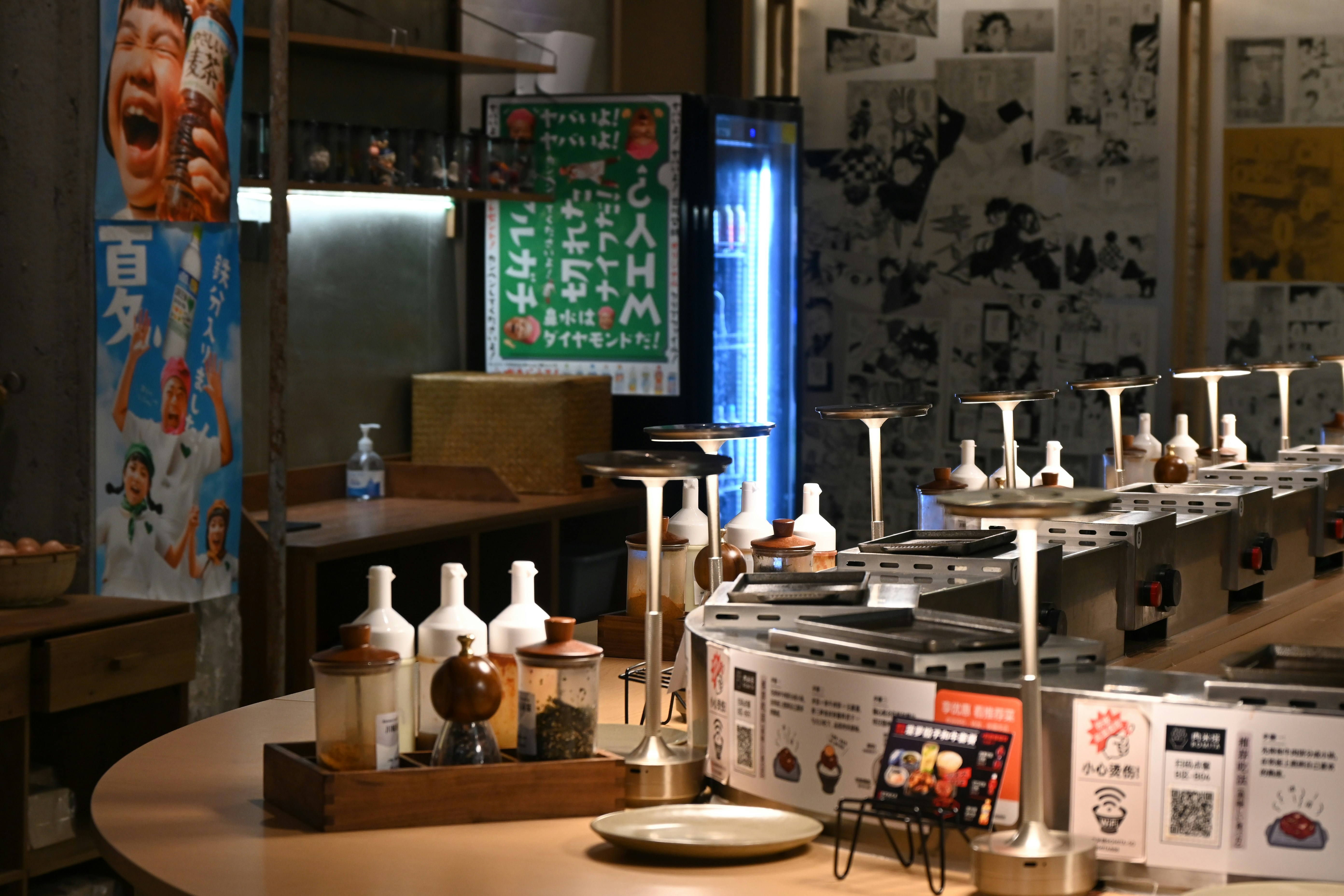 Innenraum des Sushi-Restaurants mit Förderband und Flaschen