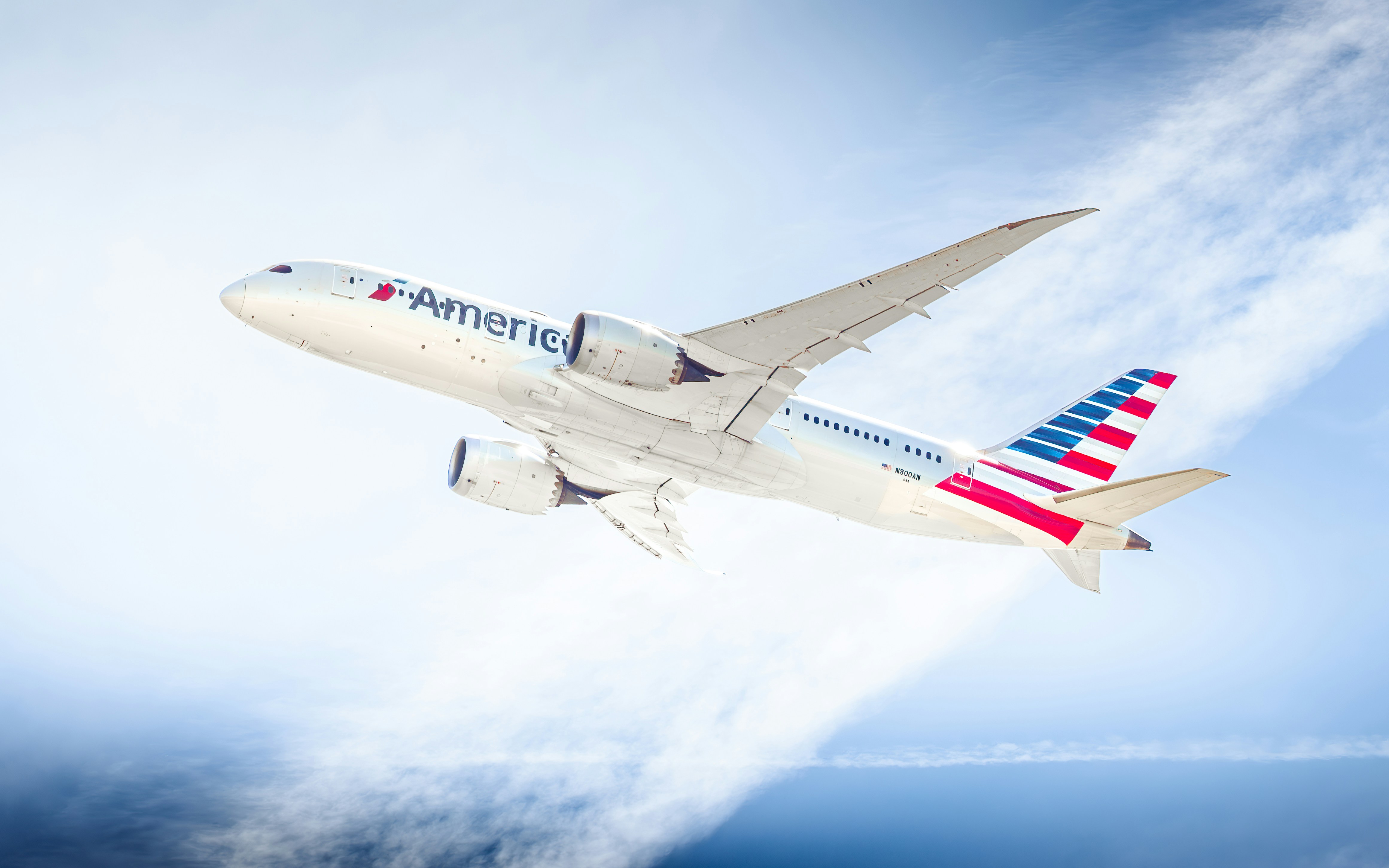 Avión de American Airlines volando entre las nubes