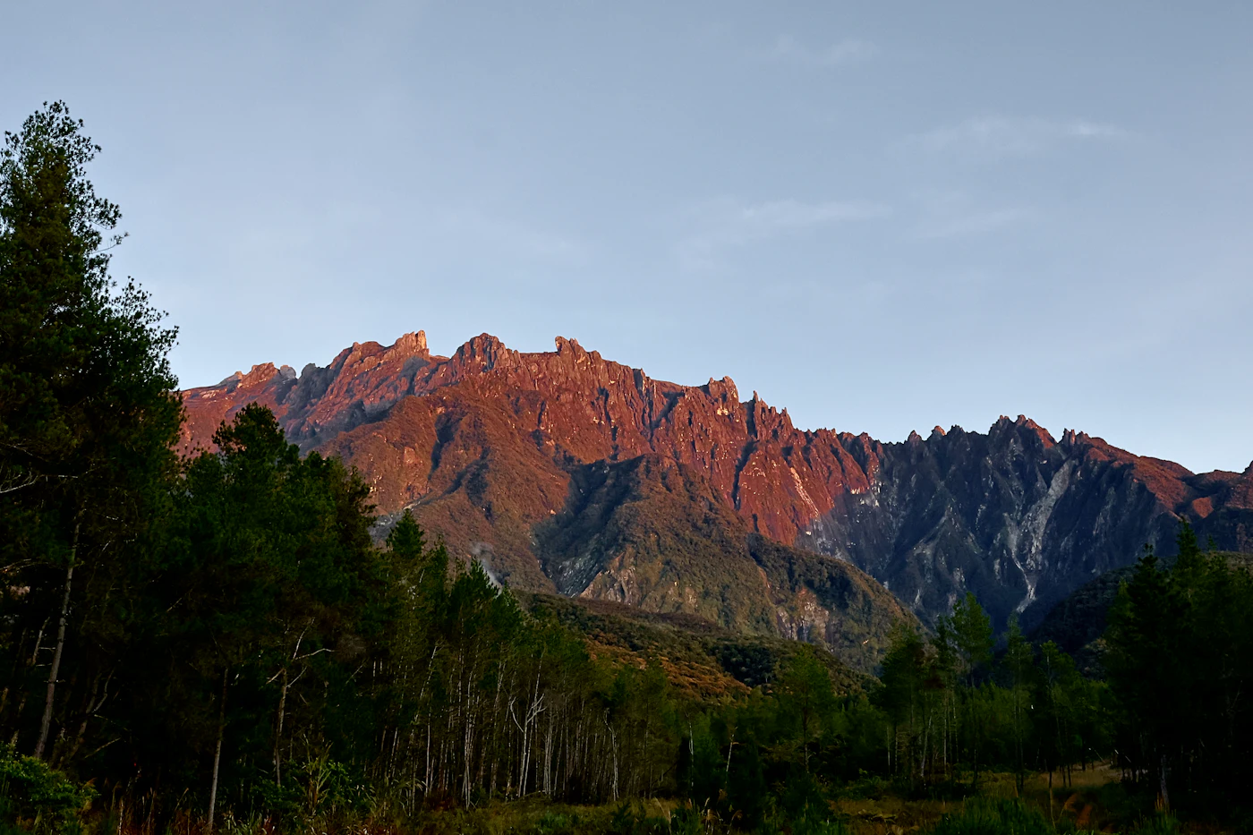 Der Gipfel des Mount Kinabalu im Morgenlicht über dem Kinabalu Park