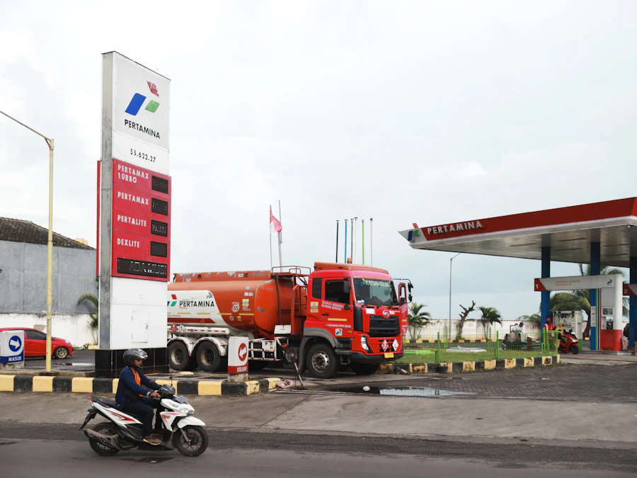 Tanker rouge en station-service