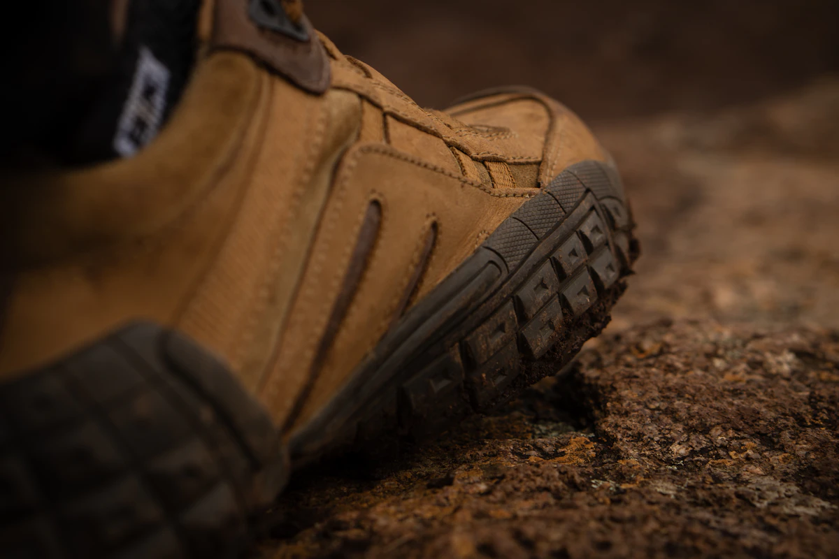 Chaussures de randonnée sur un sentier