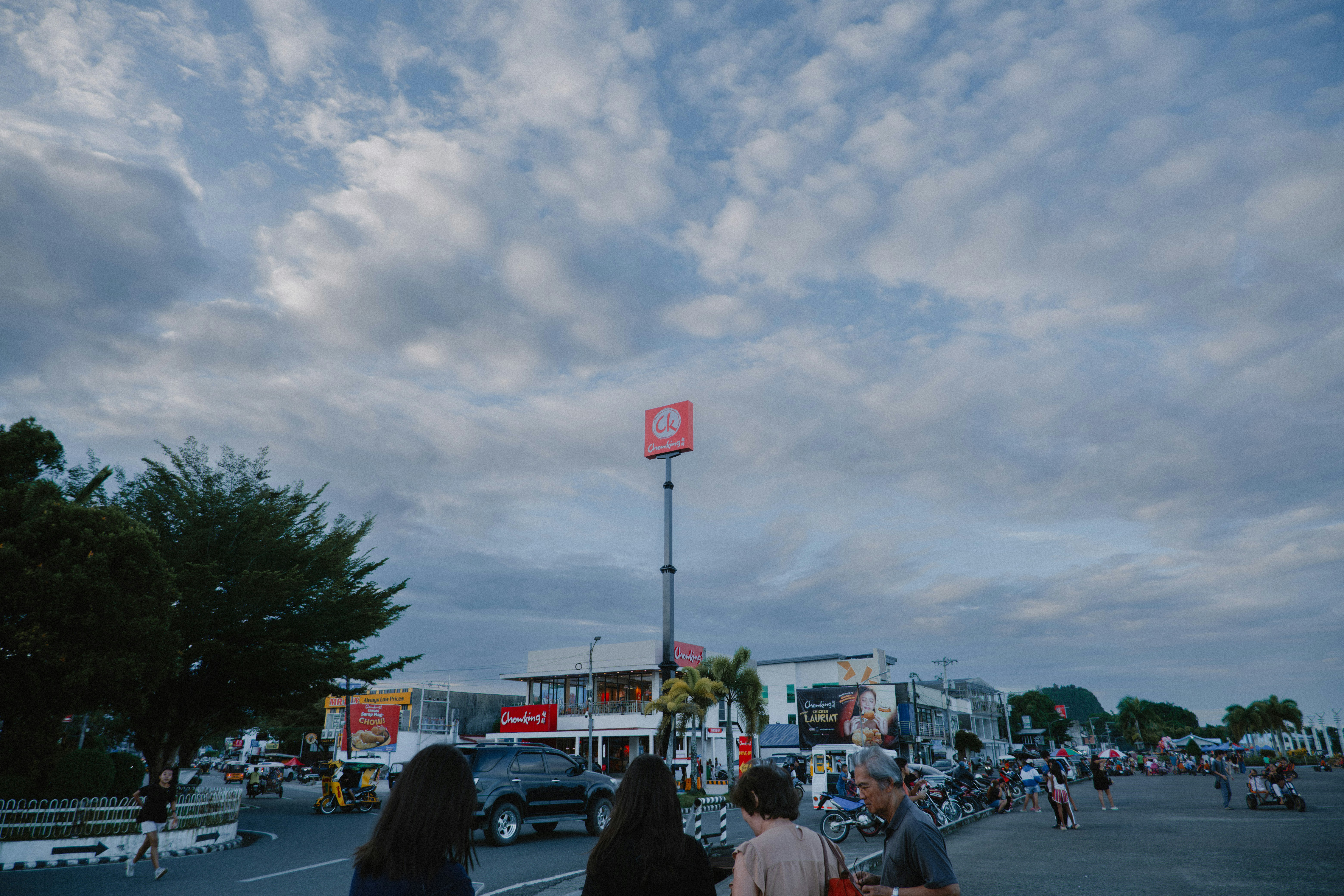 La gente si radunò vicino agli edifici sotto un cielo nuvoloso