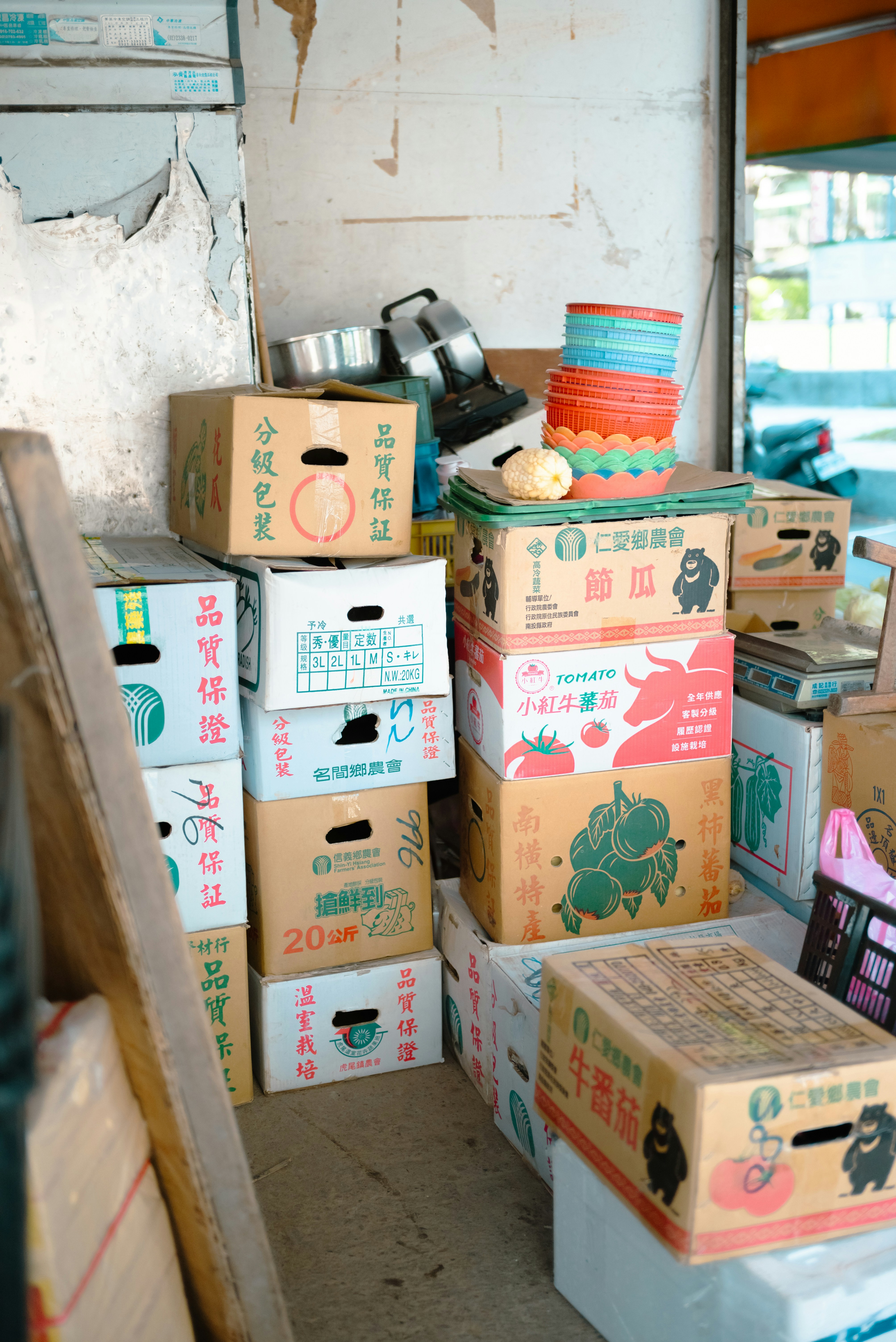 Pilhas de caixas de papelão com etiquetas de horti-condicionados.