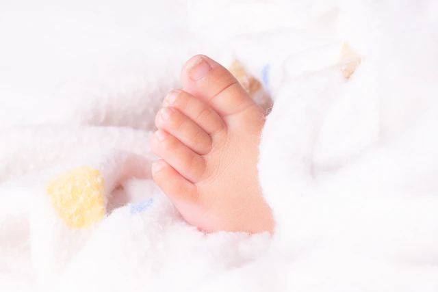 Pie pequeño de un bebé recién nacido