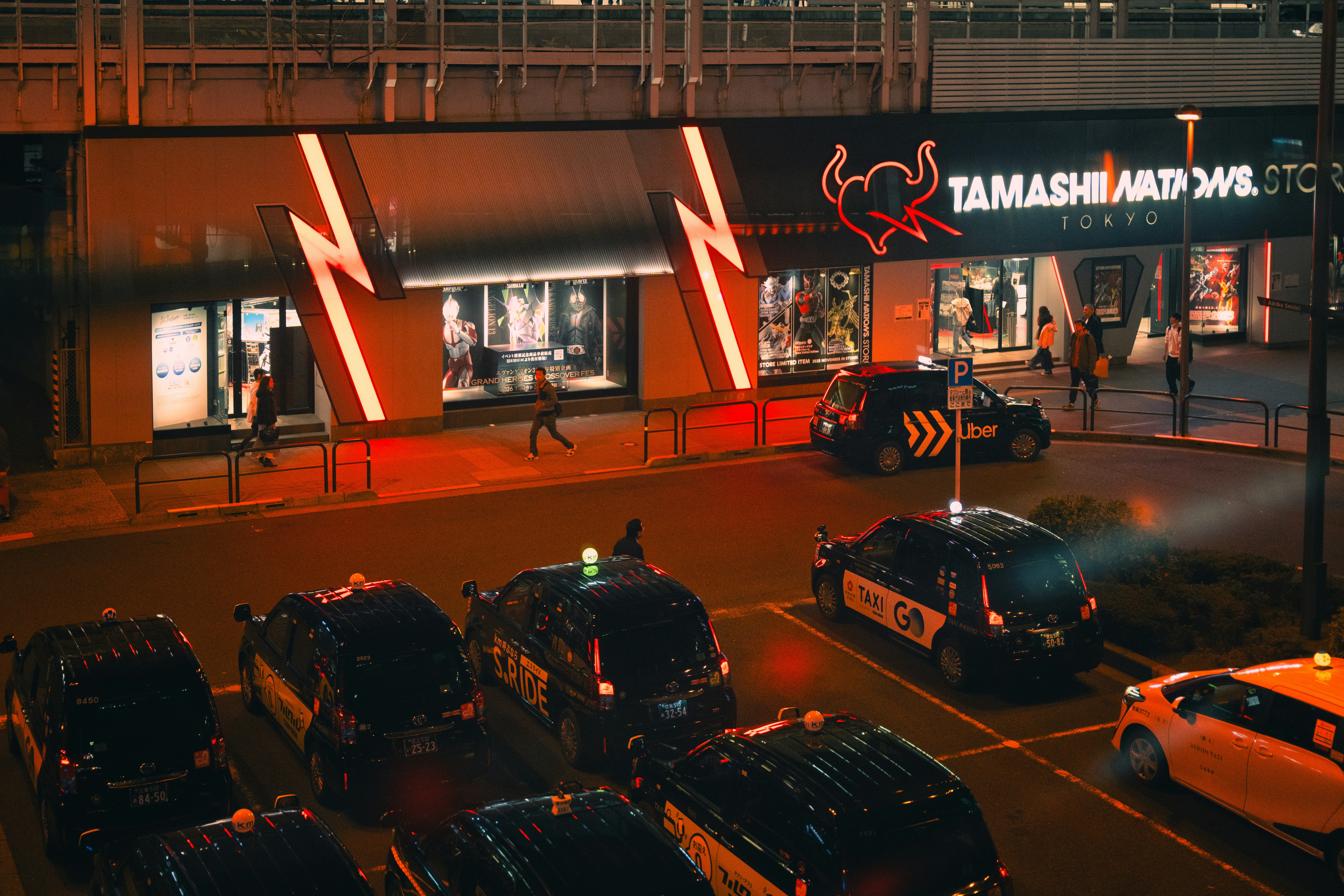 Coches de policía aparcados fuera de un edificio por la noche.