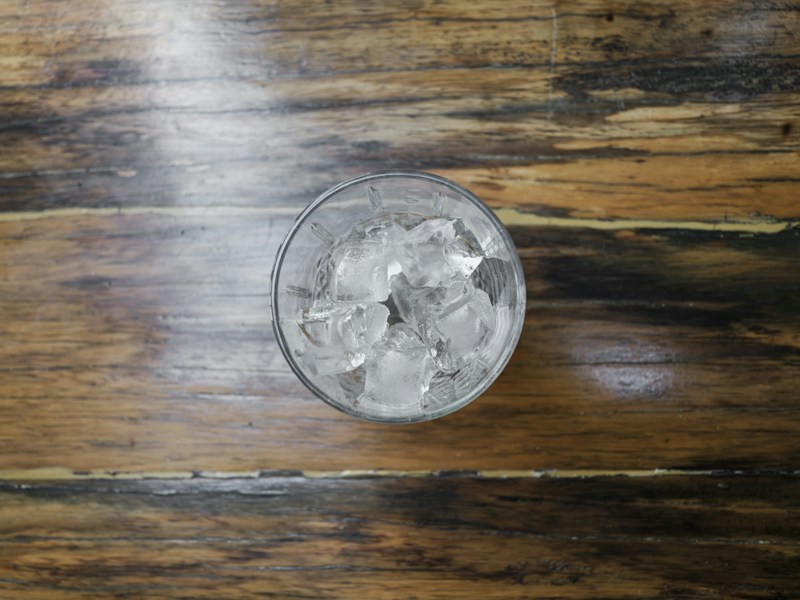 Glaçons dans un verre — choisir la bonne machine à glaçons