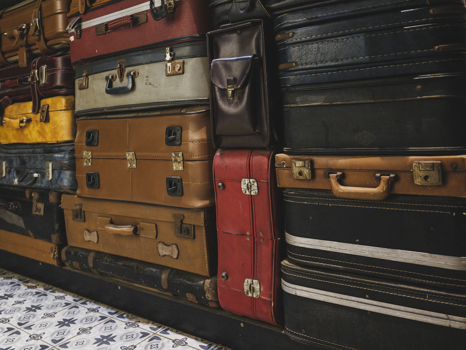Composition de valises vintage pour une décoration de voyage