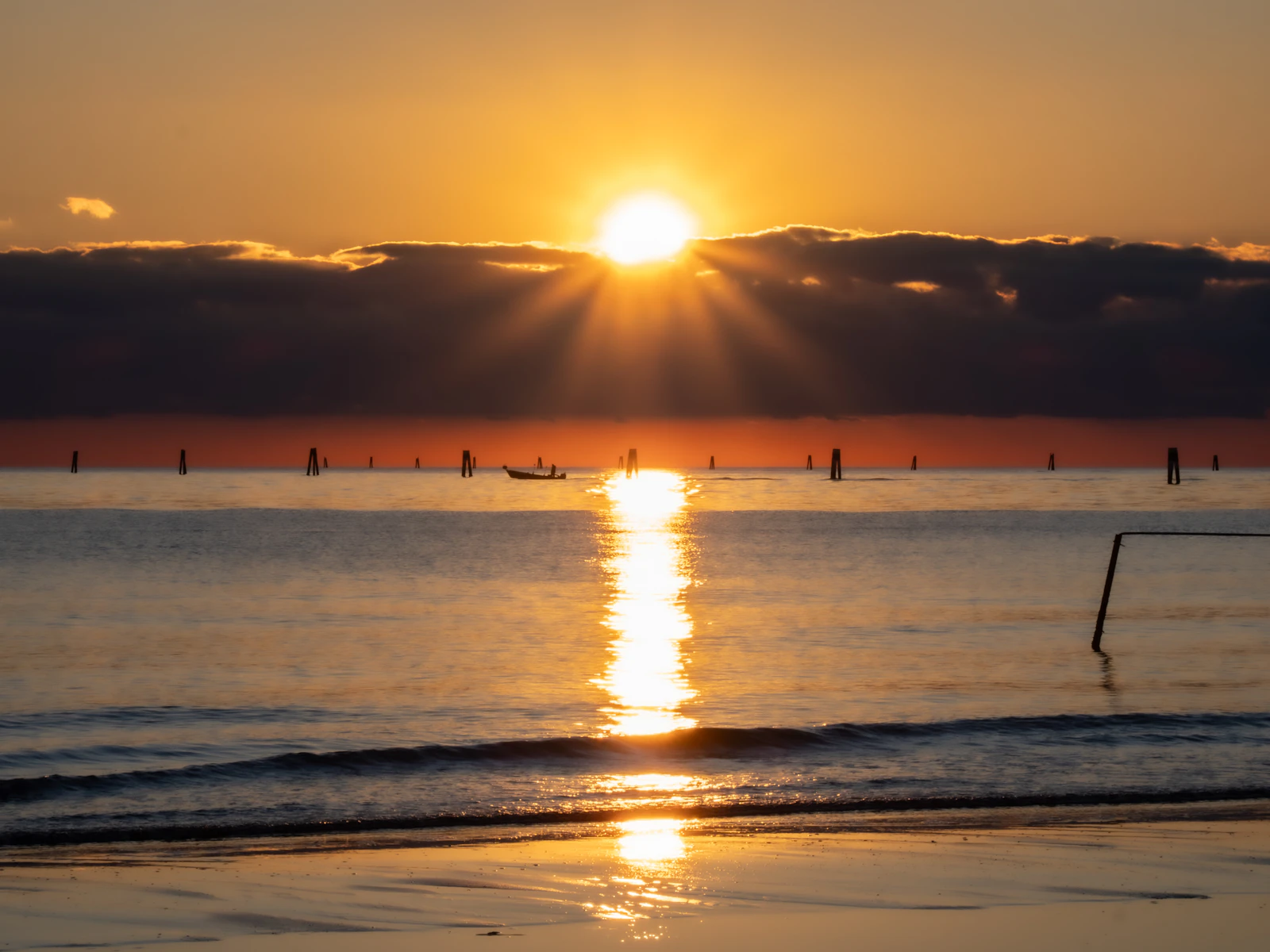 La mer au lever du jour, lumière dorée sur l'eau calme