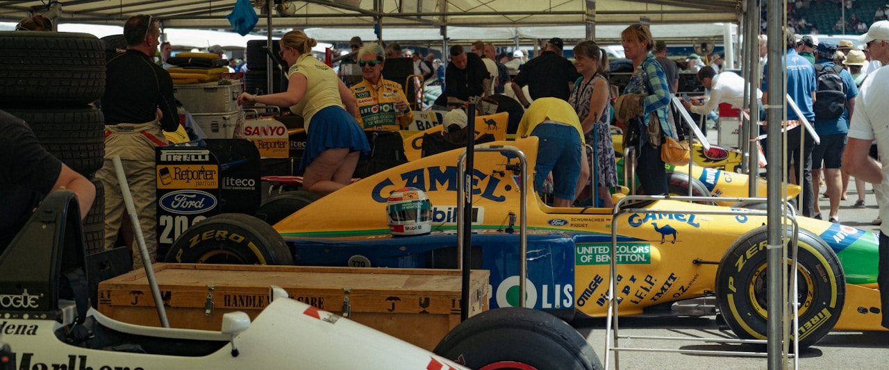 Pit ekibi yarış arabası üzerinde çalışıyor — F1'in görünmeyen 80 kişilik ordusu