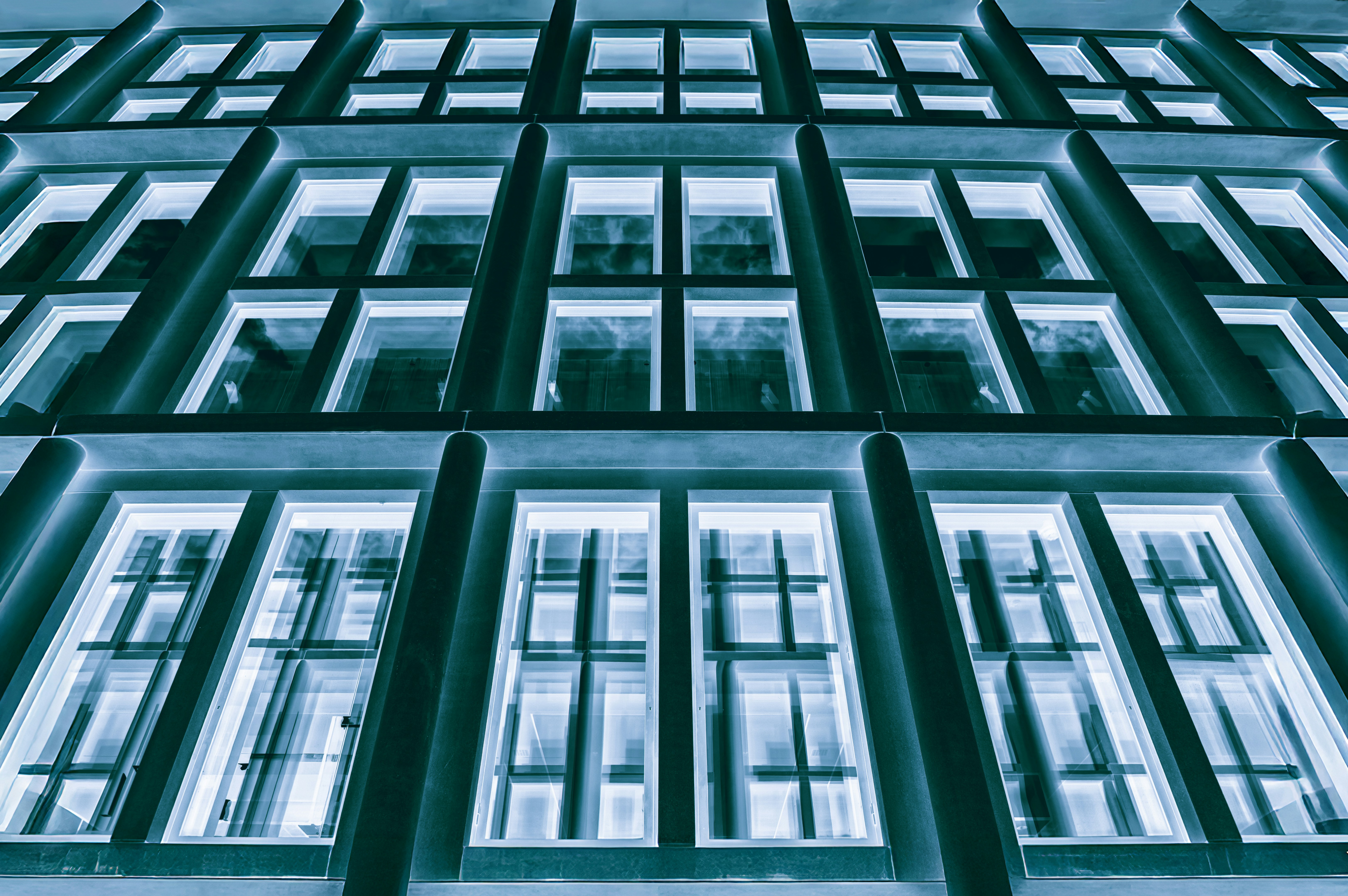 Facciata moderna dell'edificio con finestre luminose di notte