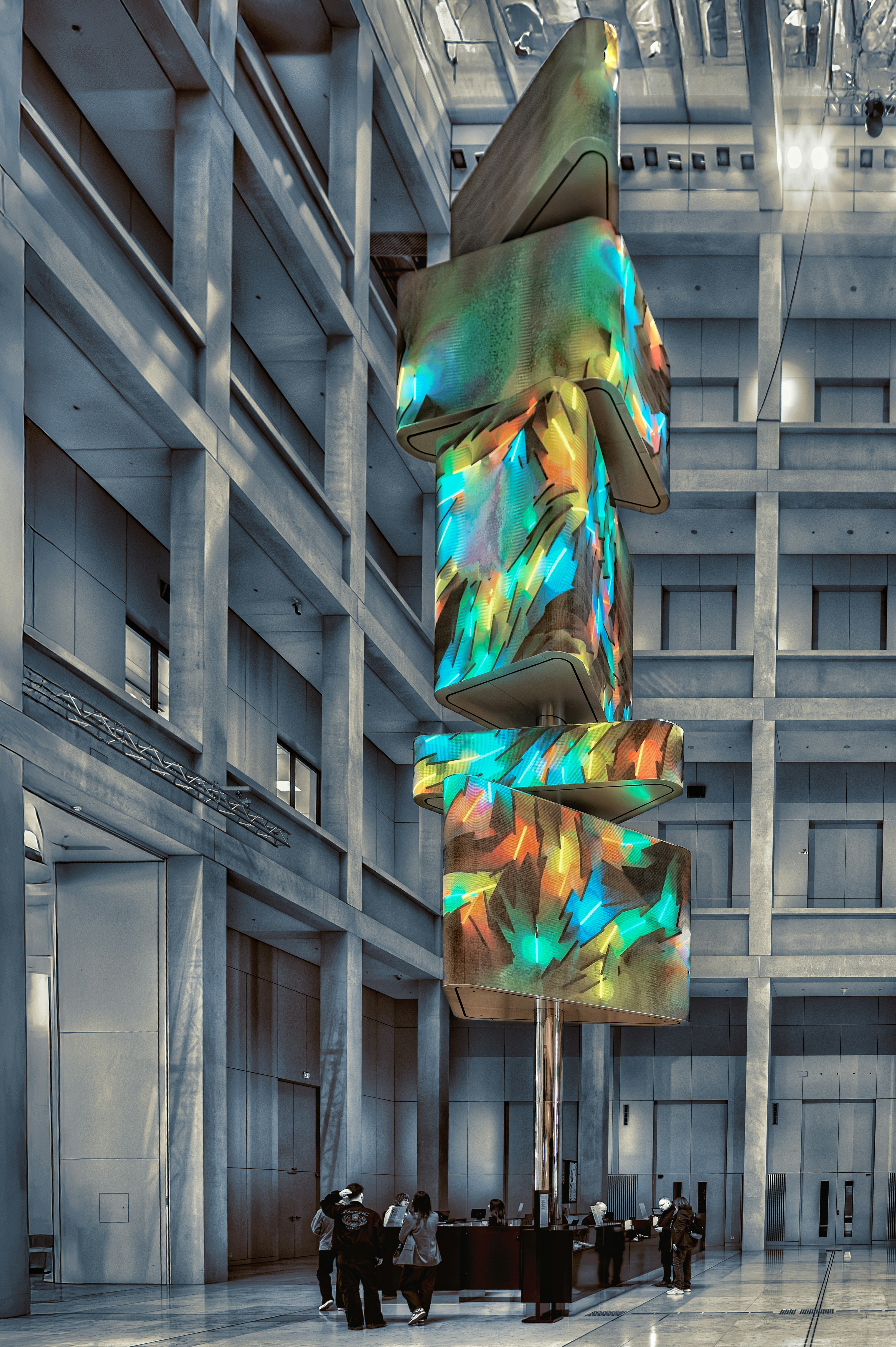 Scultura moderna con coloriti display digitali nella hall