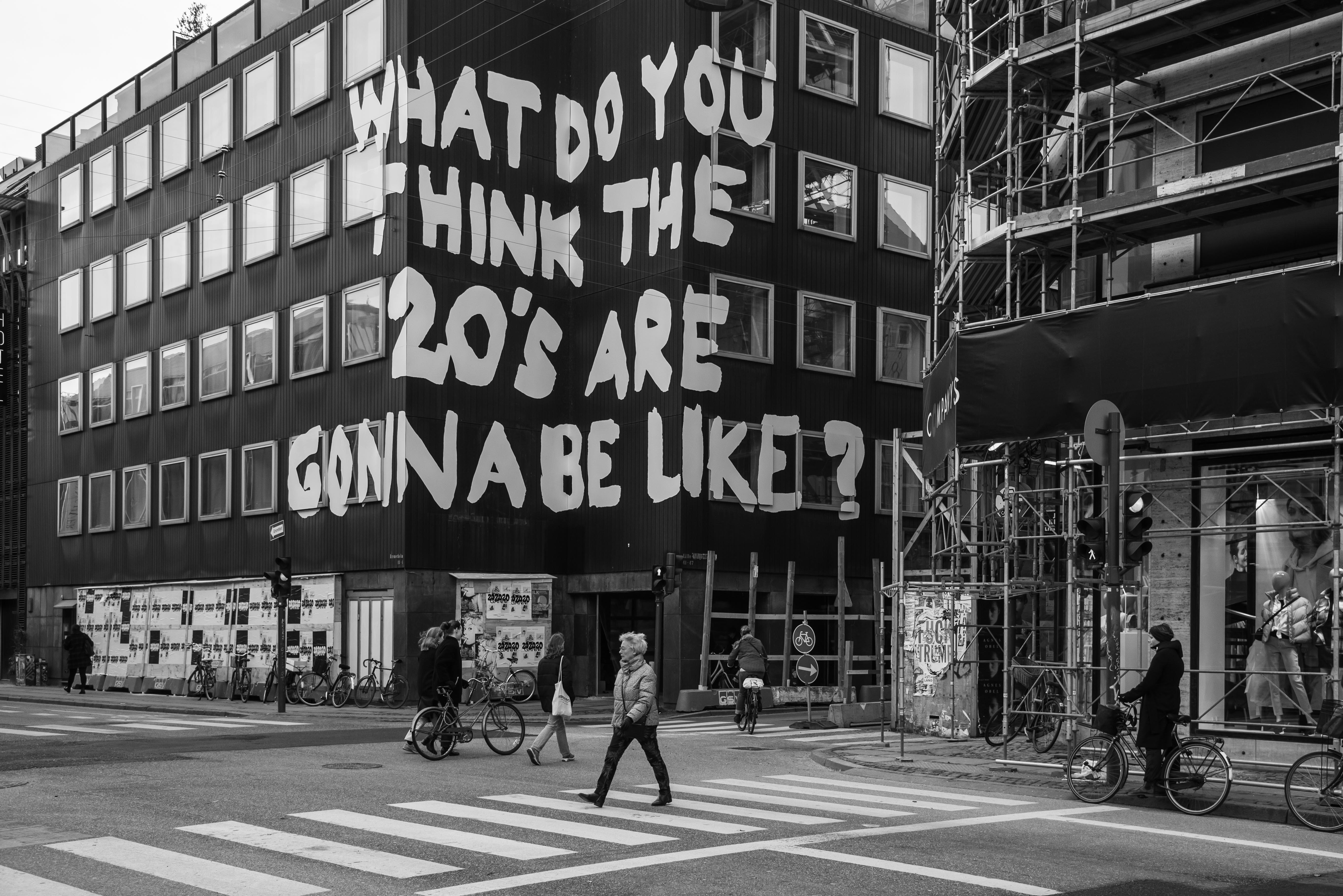 Edificio con testo grande che chiede degli anni '20