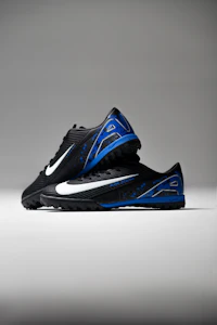 Zwart-blauwe voetbalschoenen