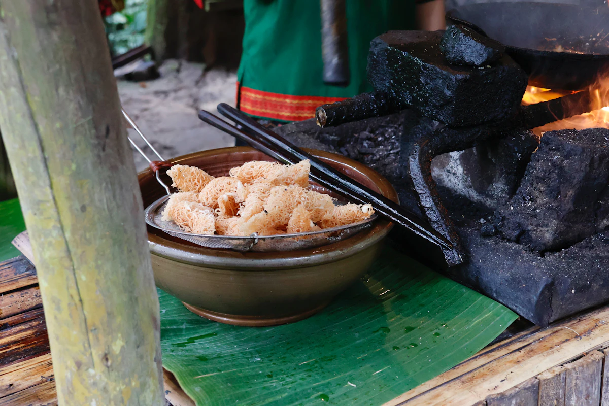 ของทอดกรอบที่พักสะเด็ดน้ำมันอยู่ในชาม