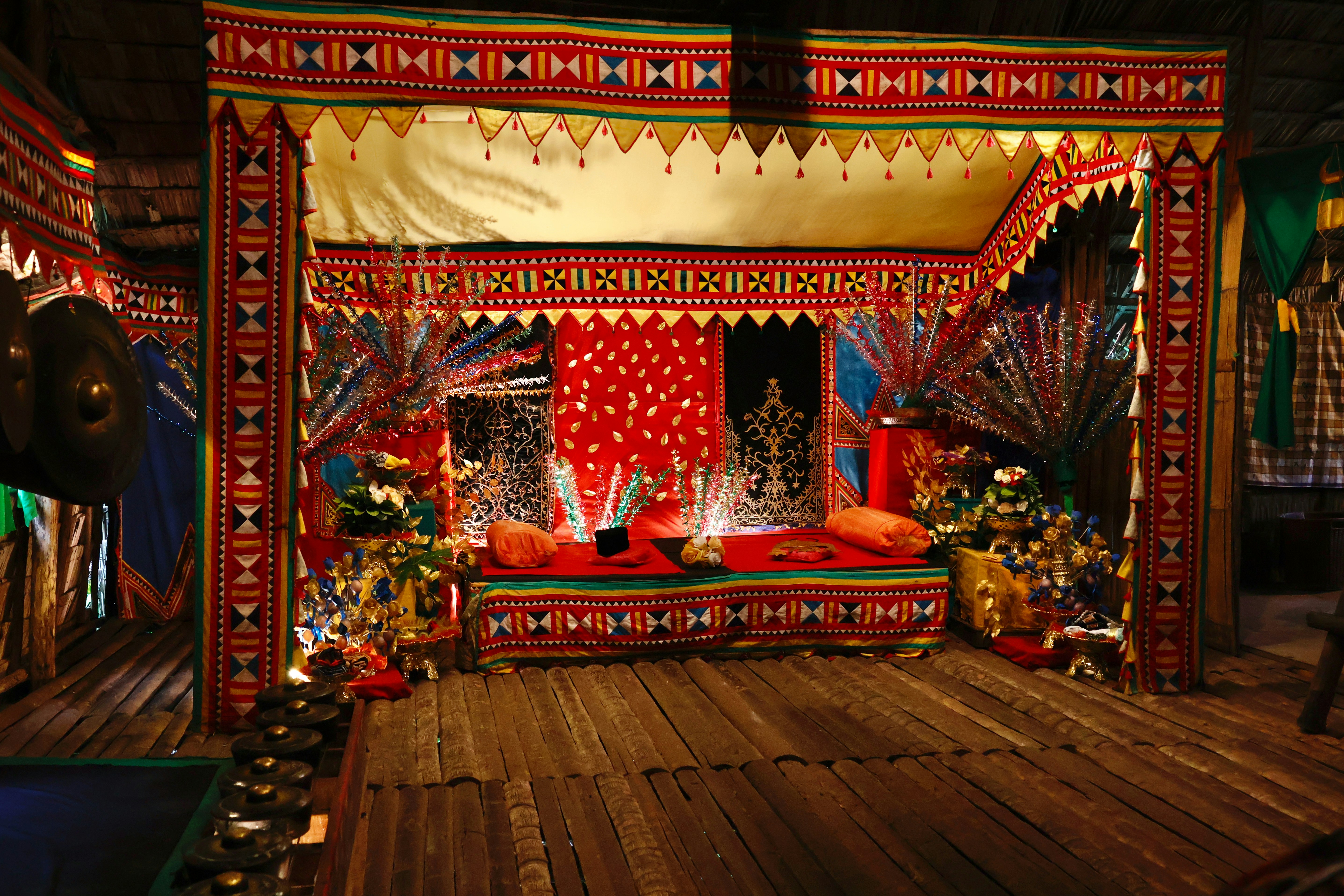 カラフルな生地と座席を備えた装飾的な伝統的なテント