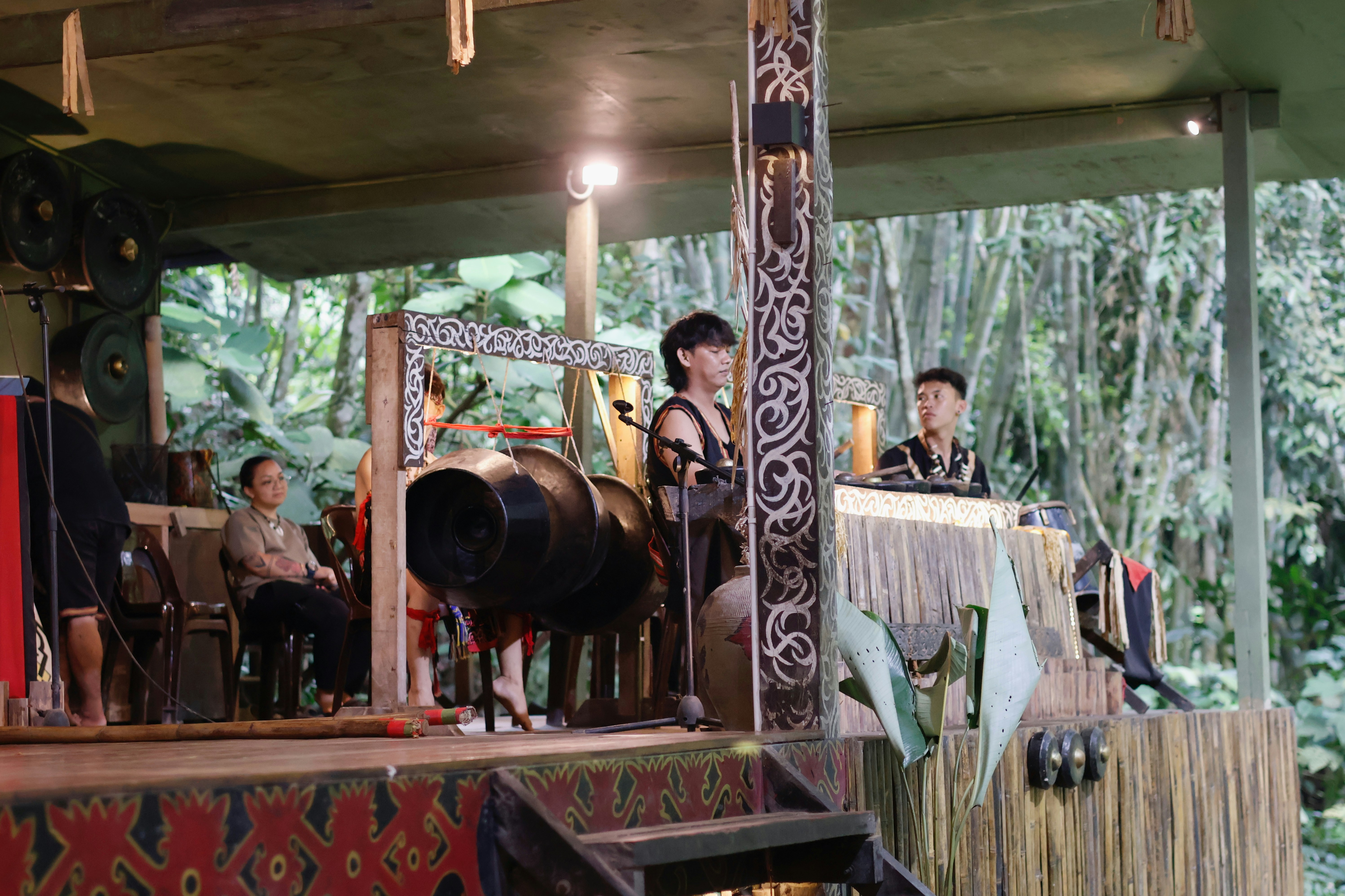 伝統的な装飾や楽器が施された舞台の人々