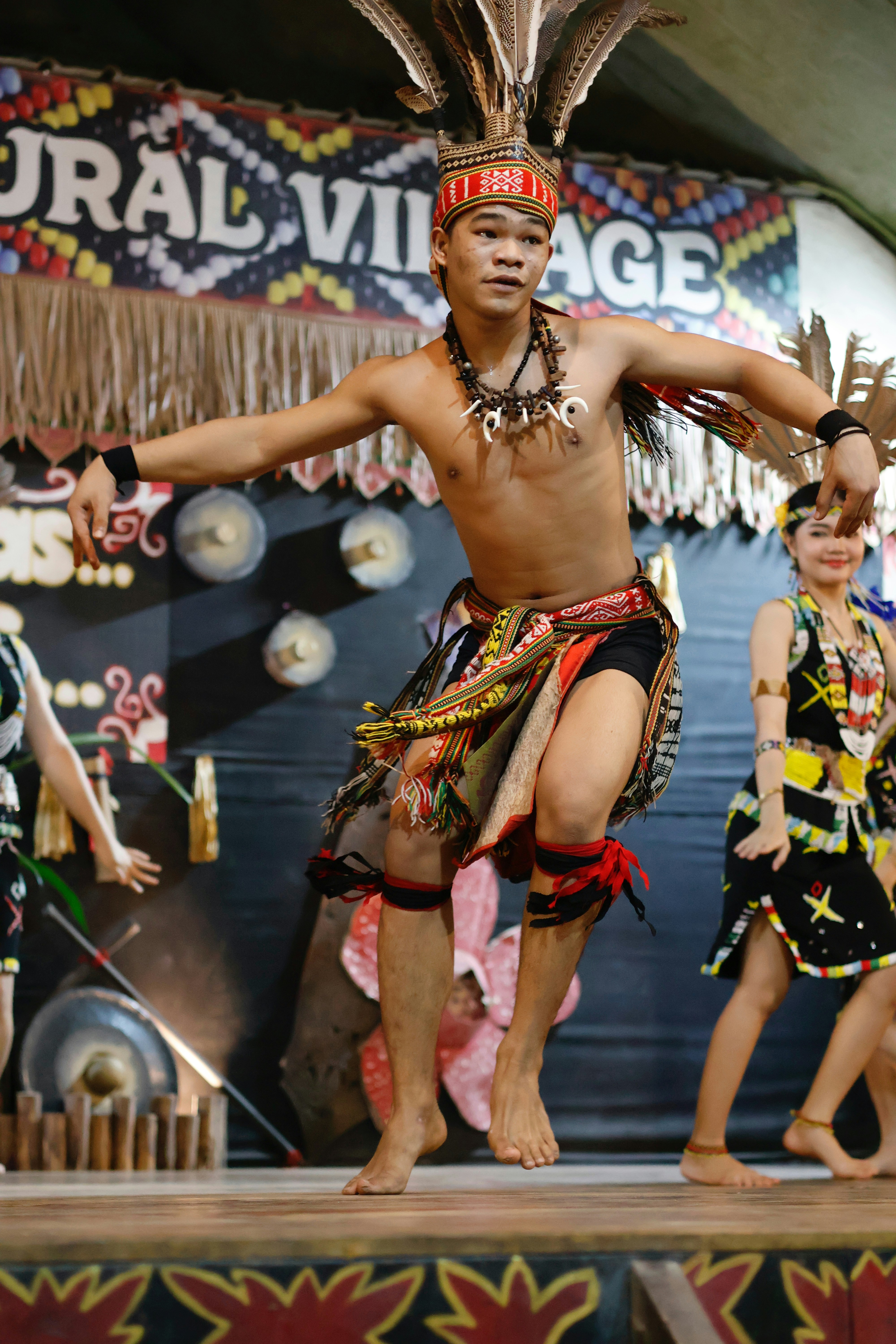 伝統的な衣装を着た男性が踊る