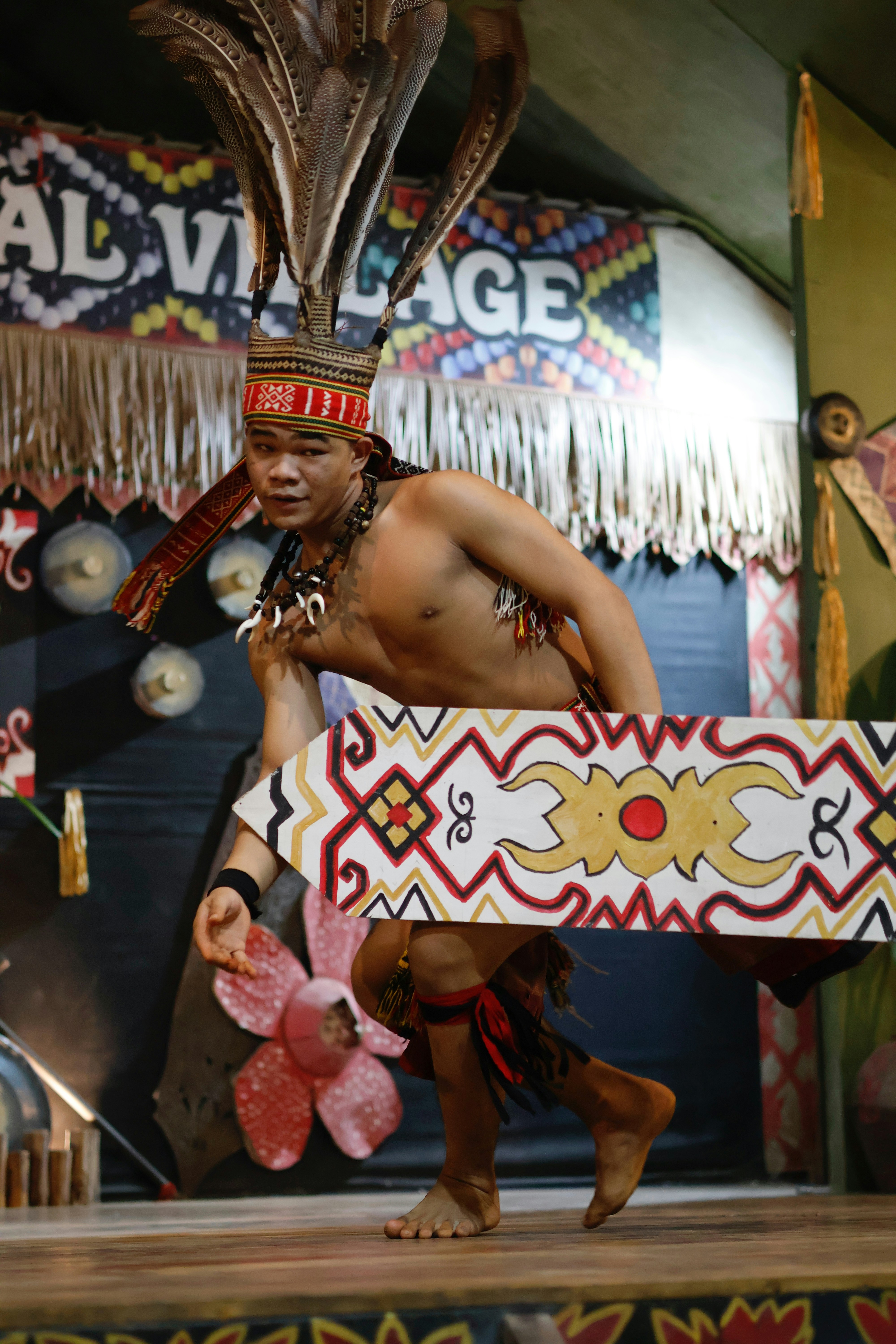 舞台で伝統的な衣装を着た男性が演じる