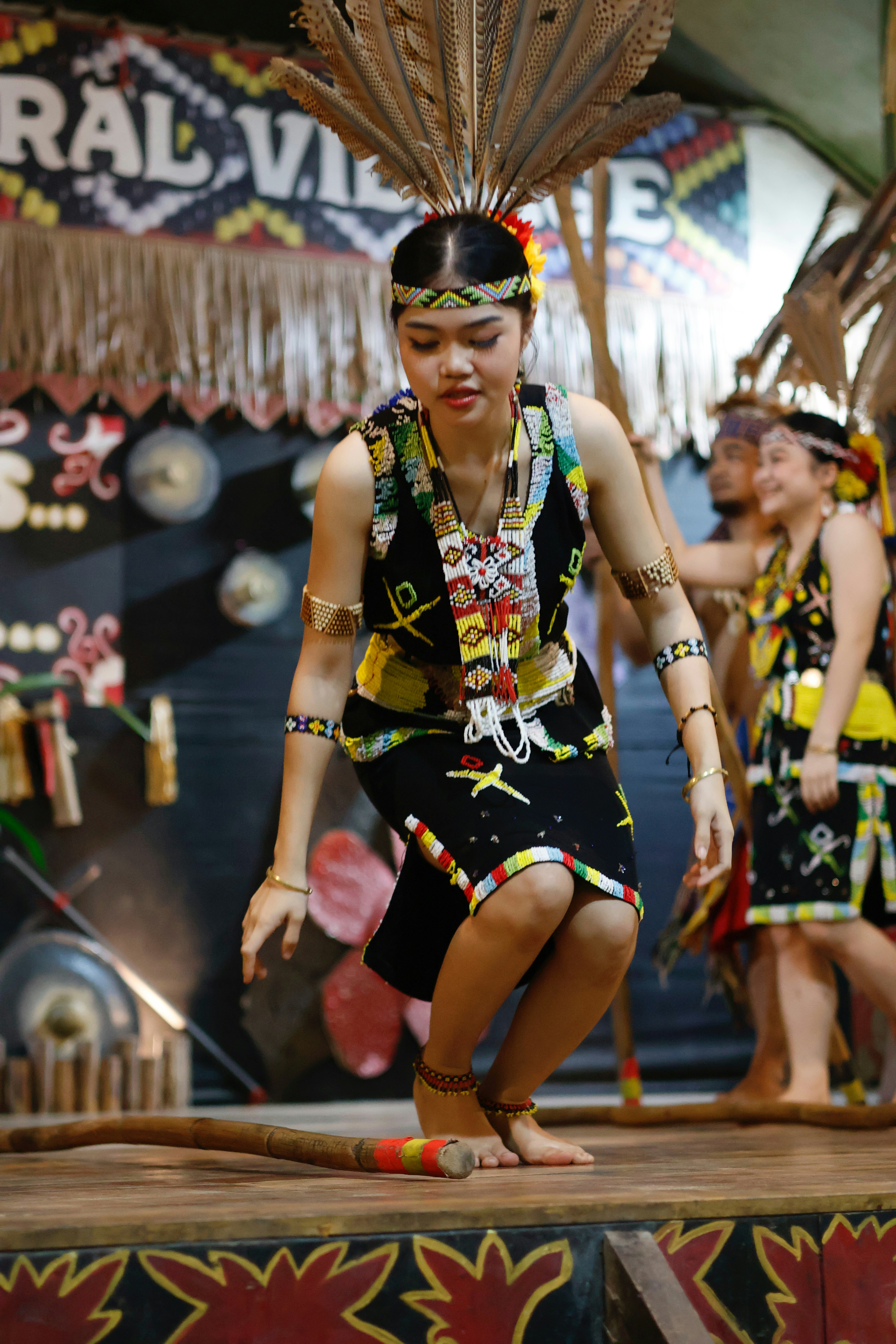 伝統的な衣装を着た若い女性が文化的な踊りを披露します。