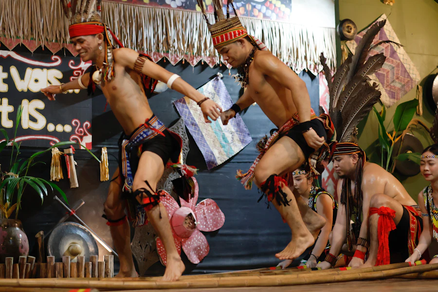 嘉達山杜順族舞者在豐收節上表演蘇馬紹舞