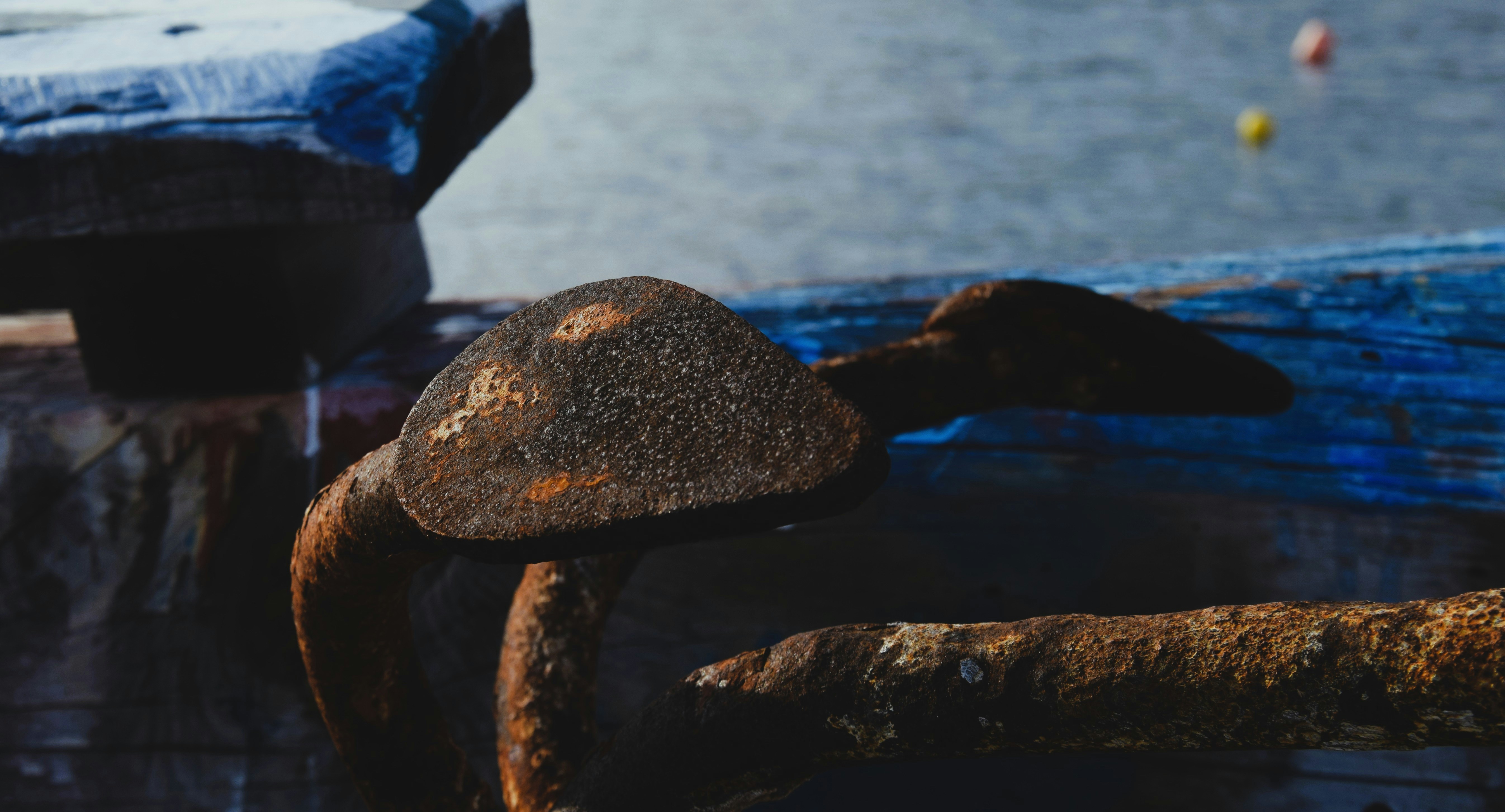 Dermaga kayu lapuk dengan detail logam berkarat