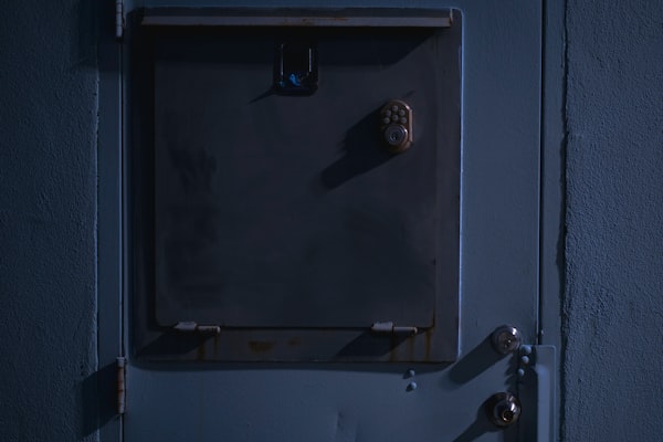 Puerta metálica con cerradura de seguridad