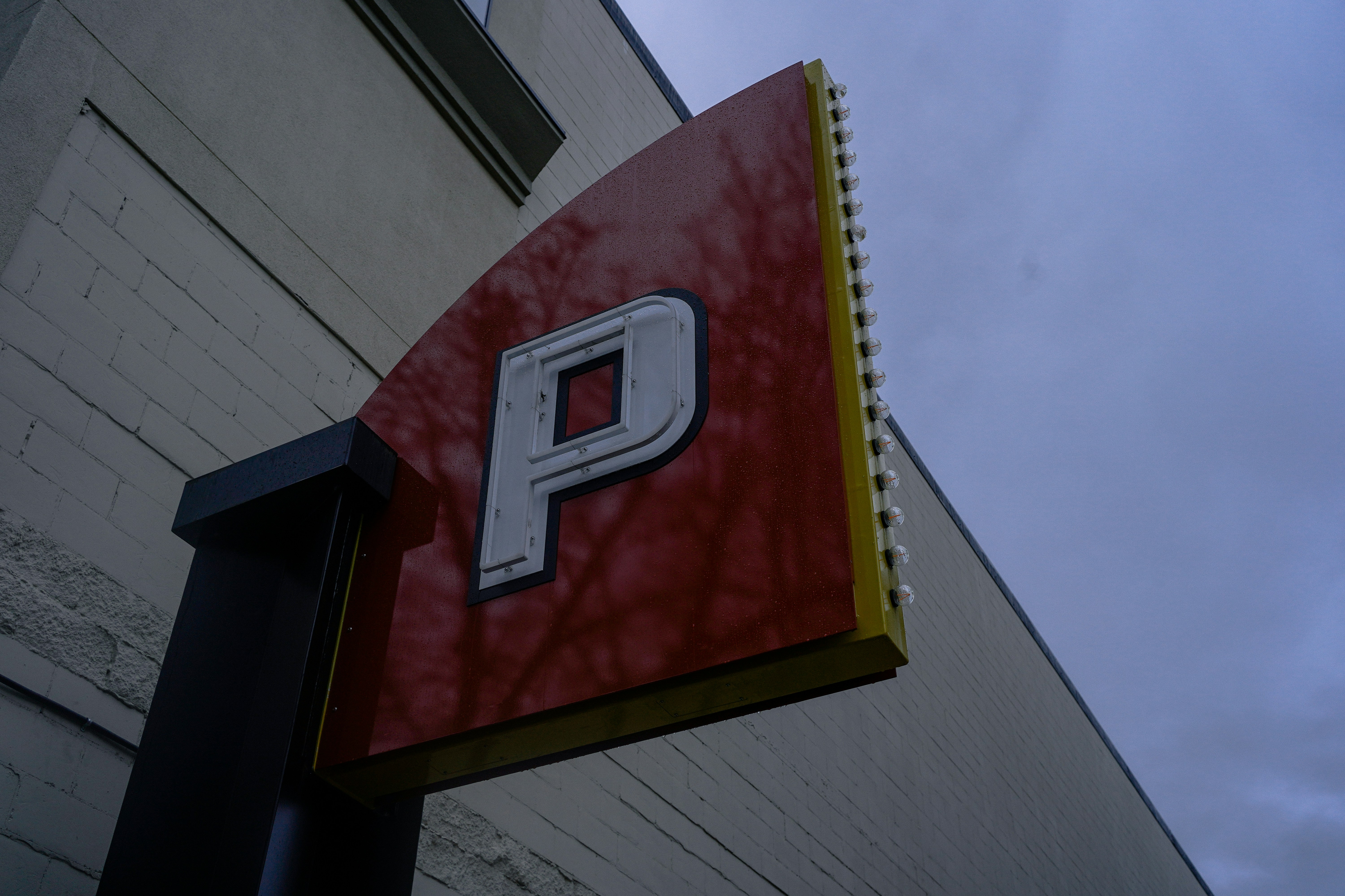 白いpの赤い駐車標識