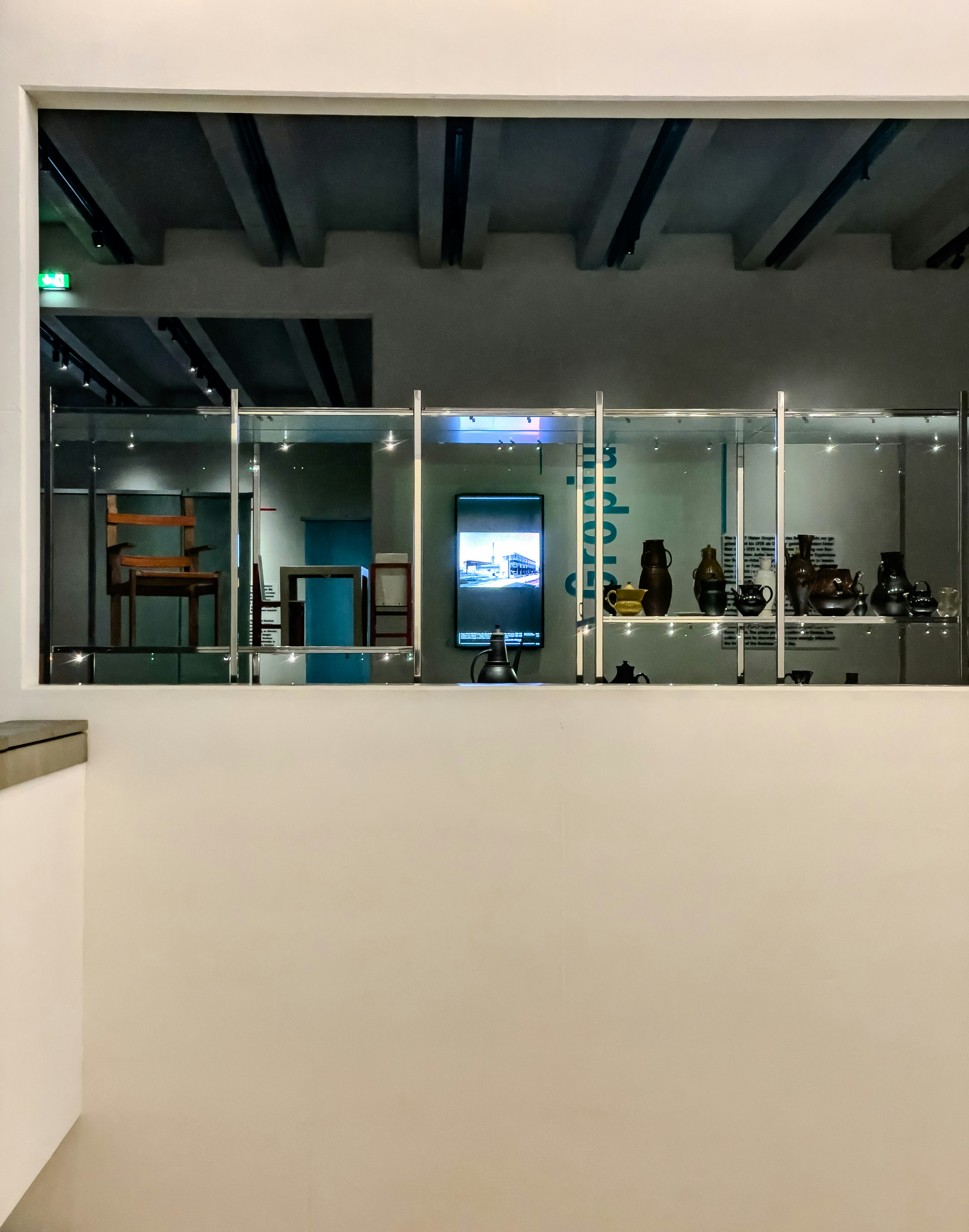 Museumsausstellung mit Artefakten hinter Glas