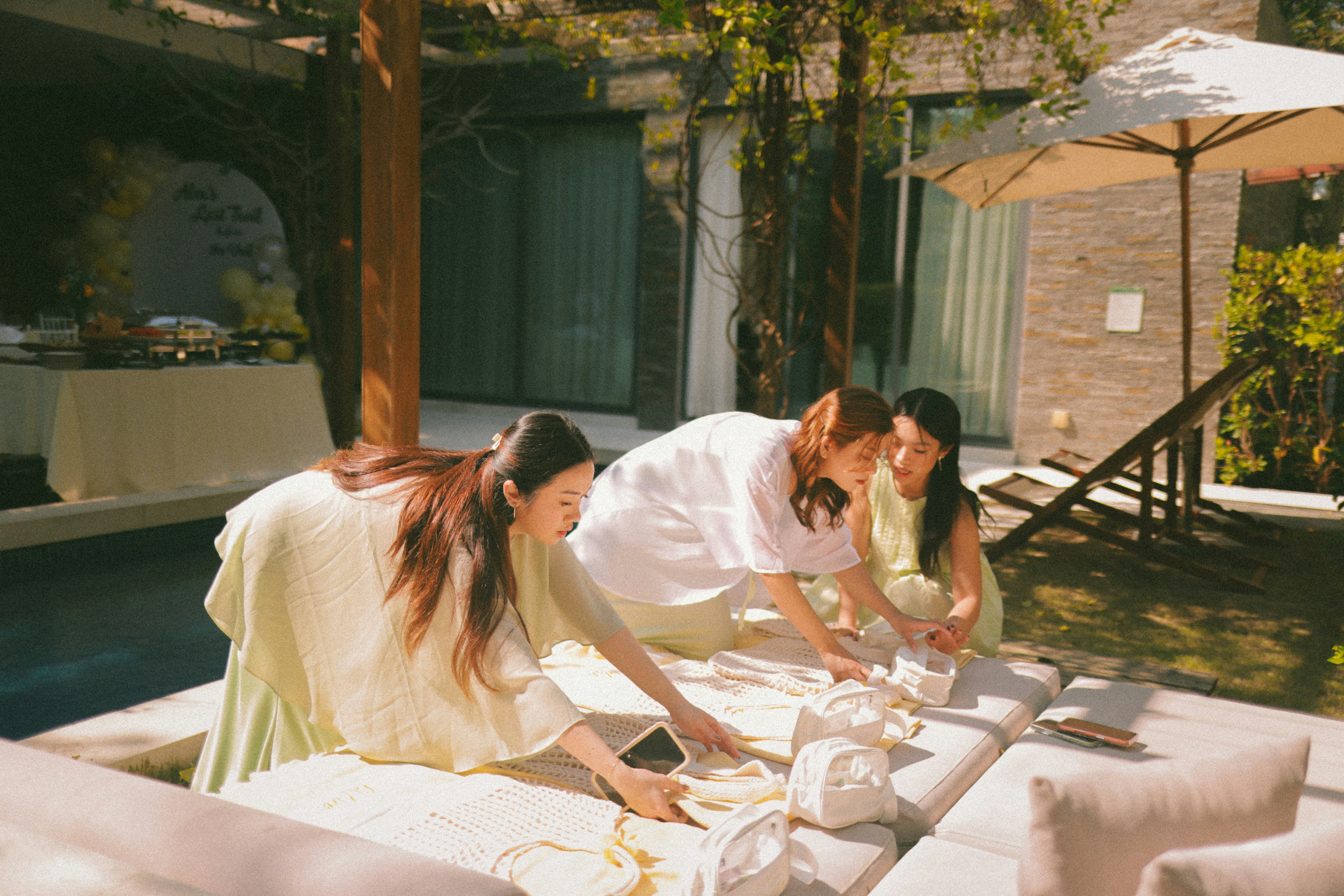 Trois femmes préparant à manger au bord d’une piscine