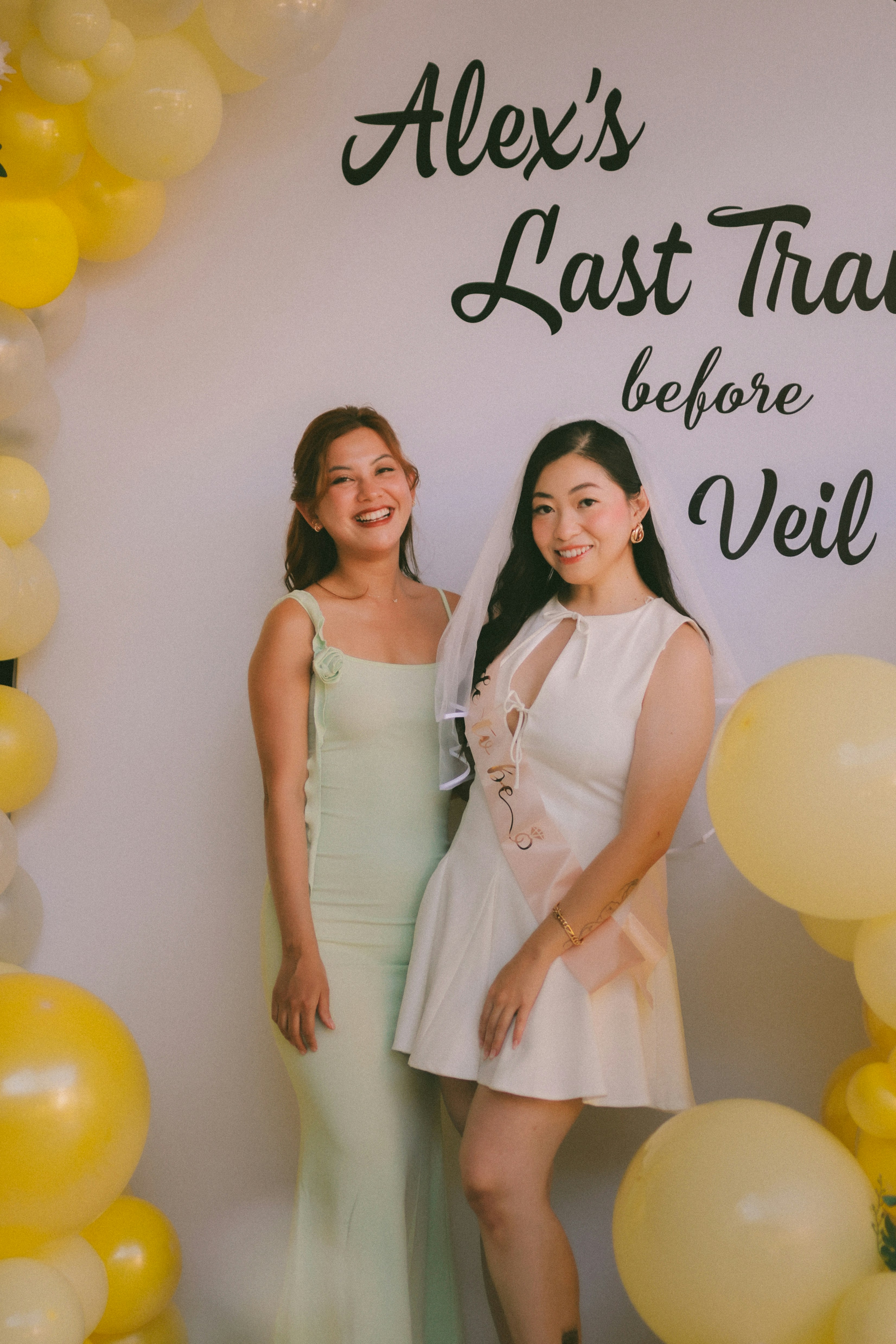 Dos mujeres posan para una foto en una despedida de soltera.