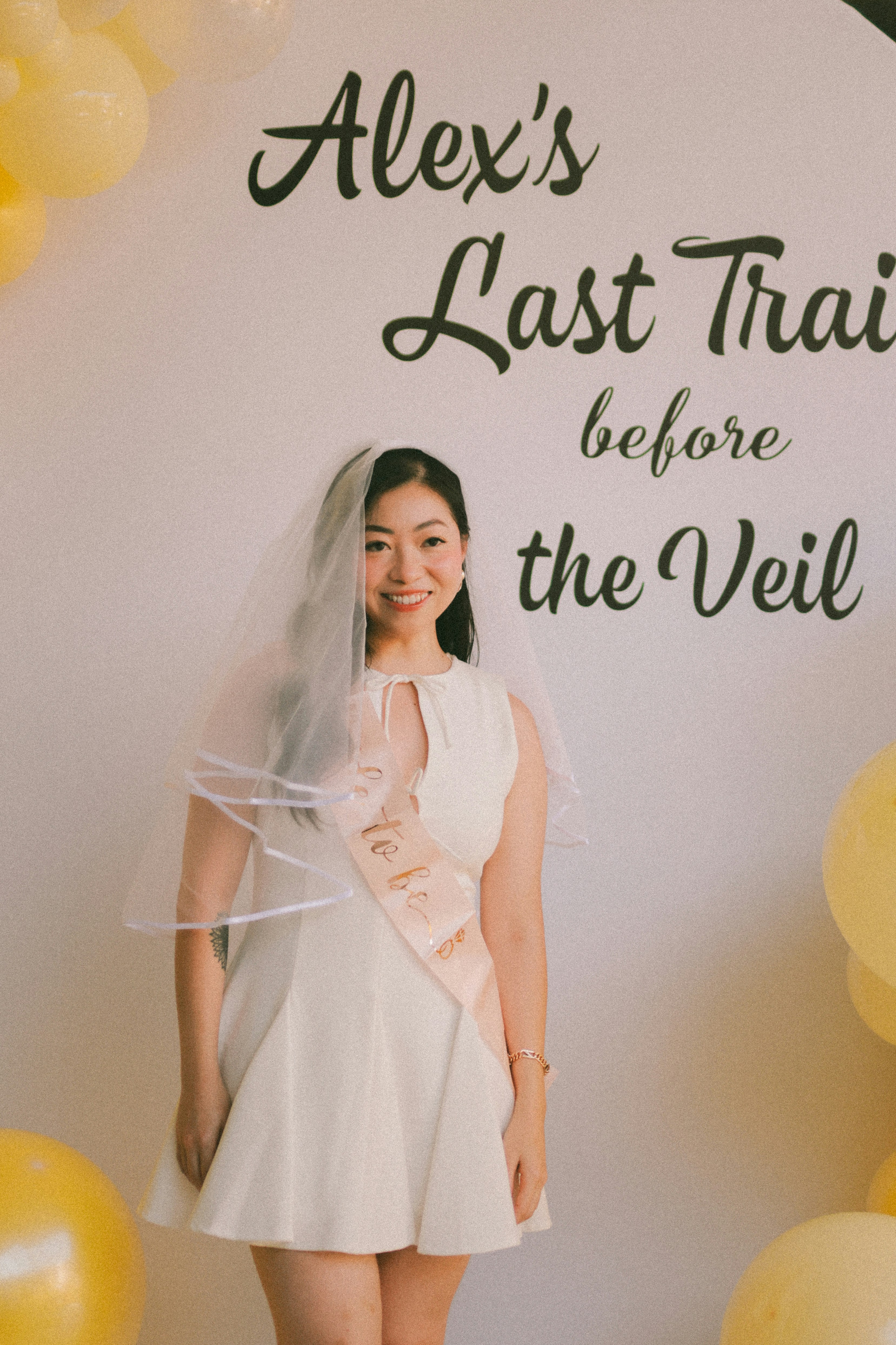 Mariée portant un voile et une écharpe à la fête