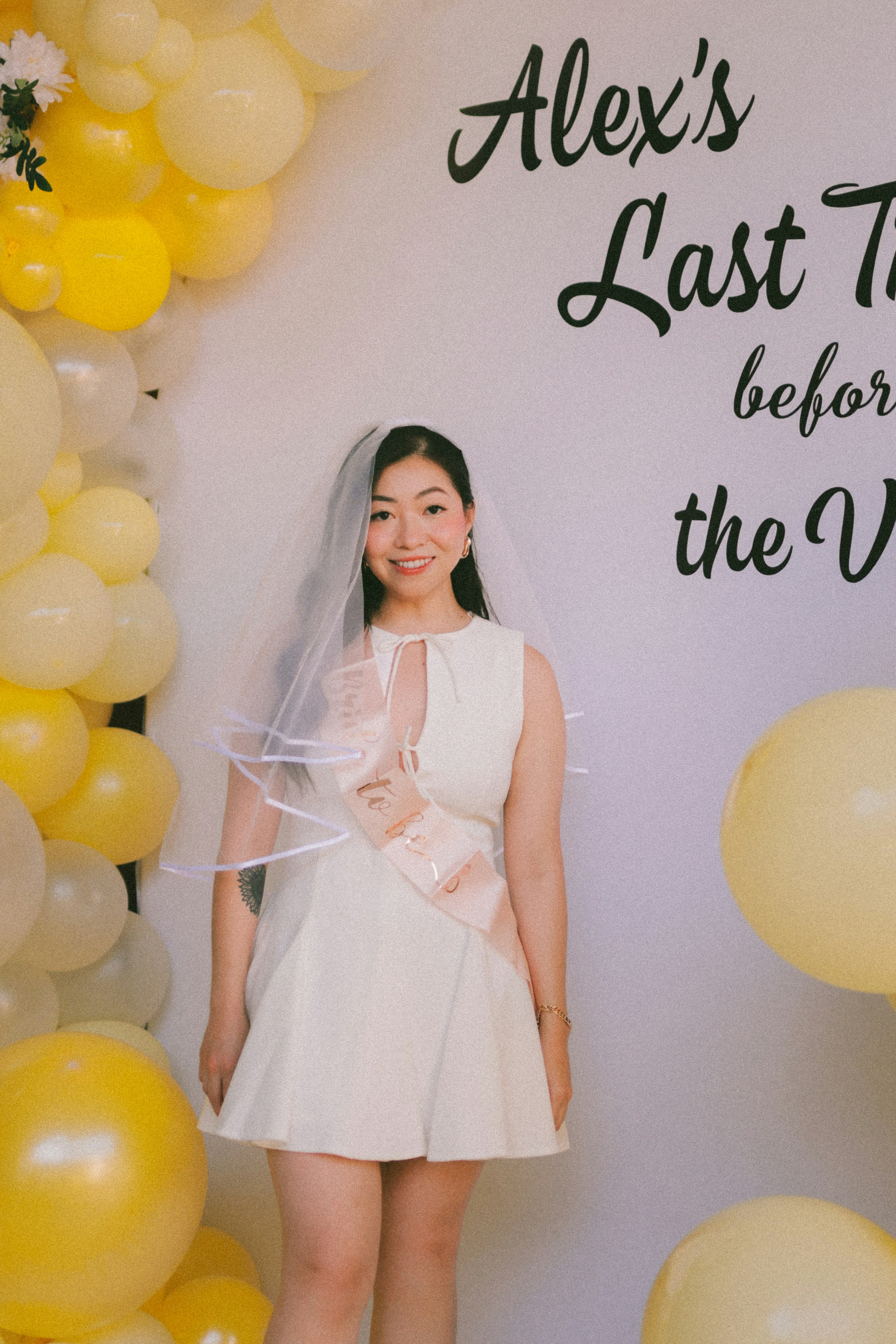 La future mariée porte voile et ceinture à la fête