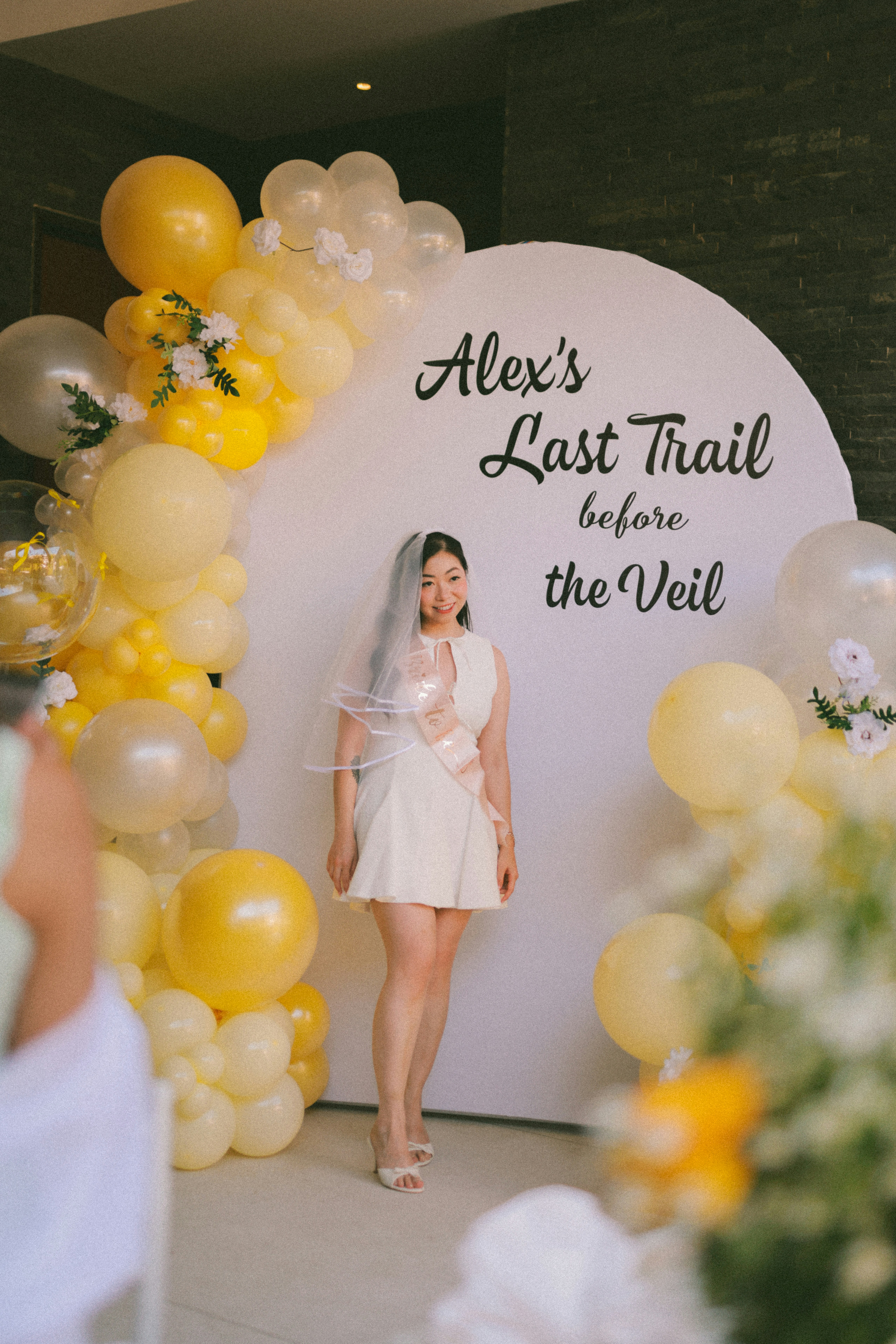 Mariée posant lors de l’événement « Le dernier sentier d’Alex avant le voile »