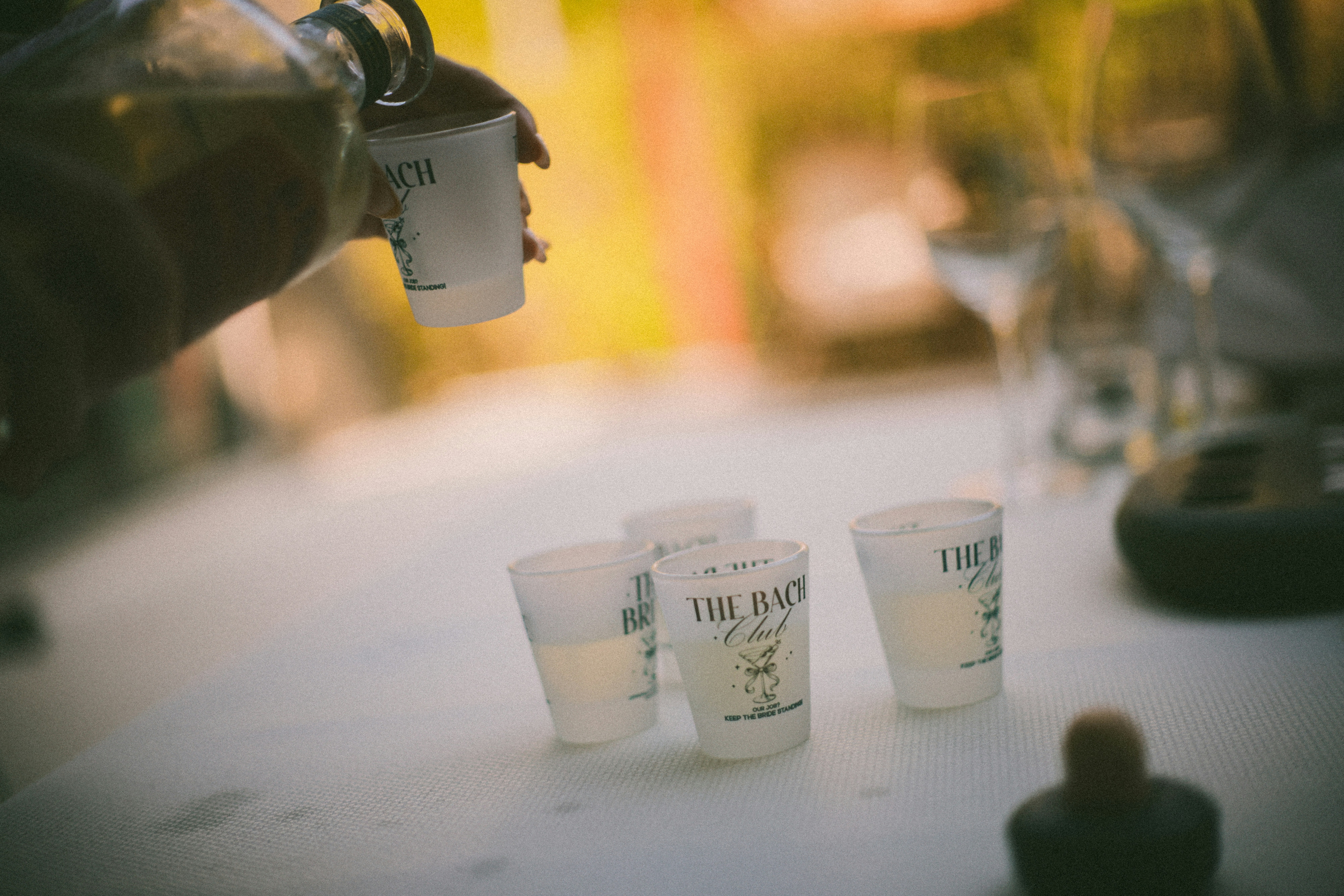 Grupo de amigos conversando em evento social com bebidas na mesa
