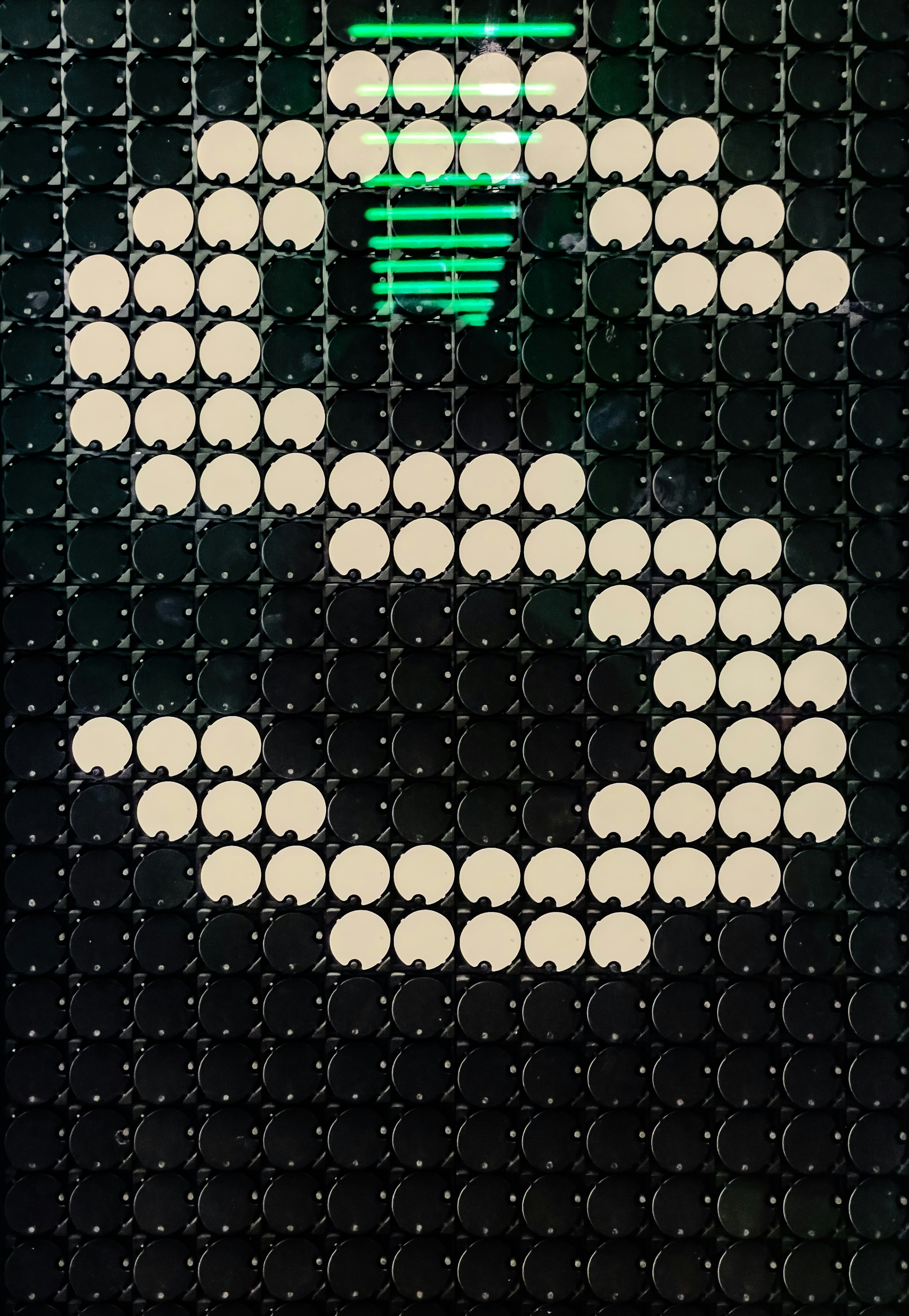 Un icono de bombilla pixelado sobre un fondo oscuro.