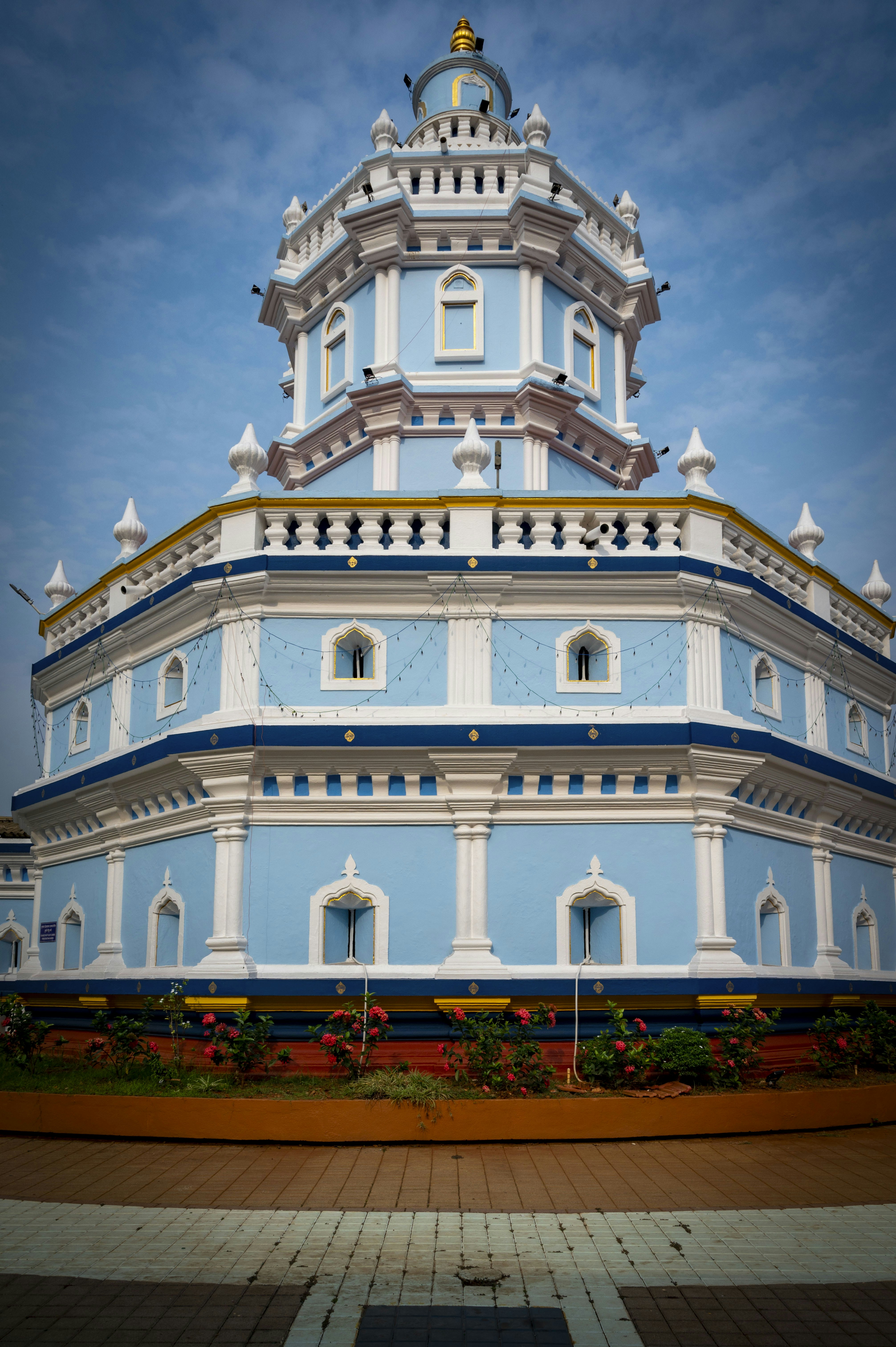 青と白の装飾的な建物で、ドームが特徴です。