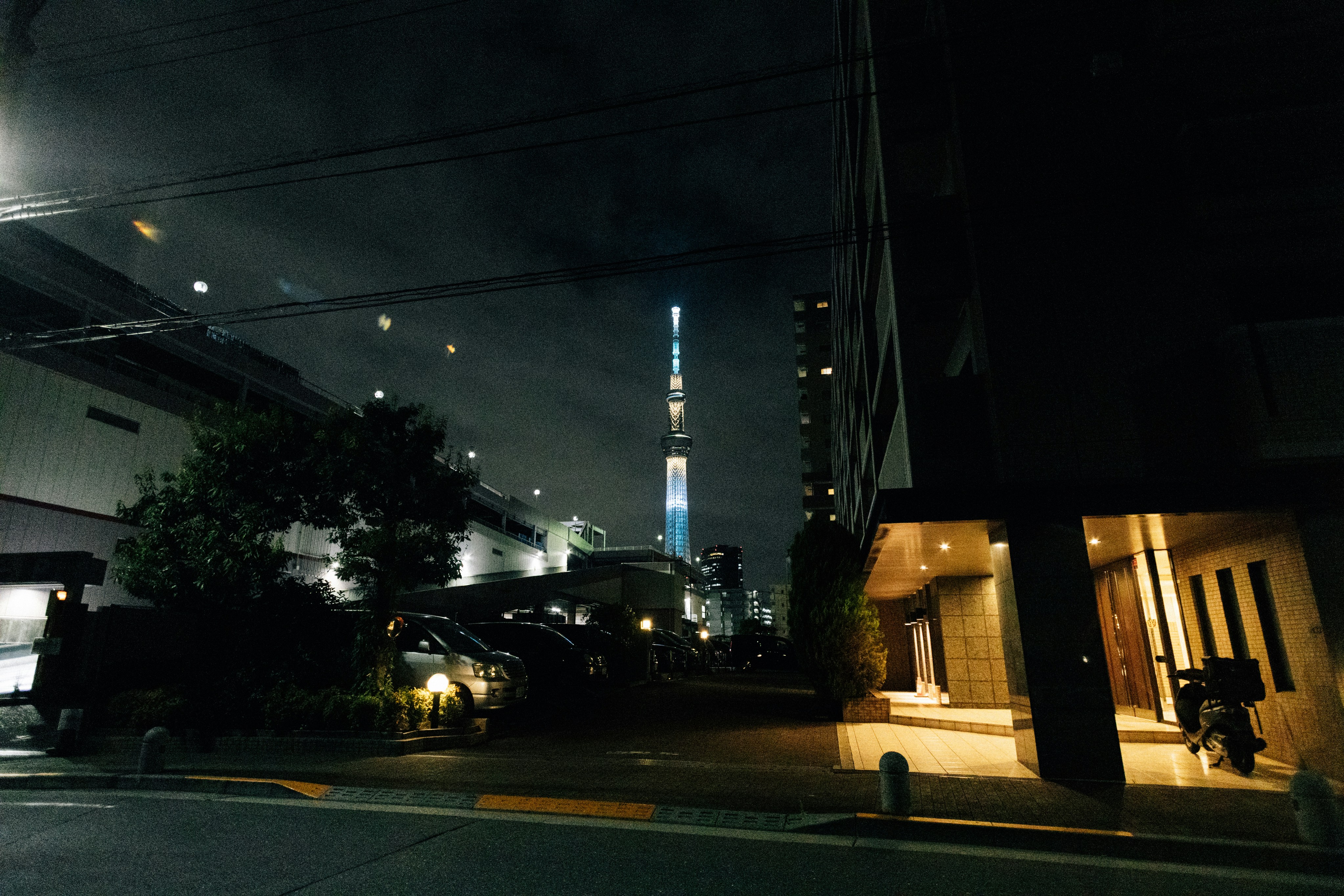 Haute tour illuminée dans une ville la nuit