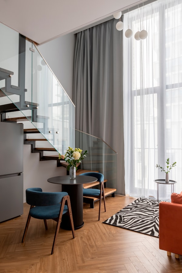 Salón de doble altura con escalera