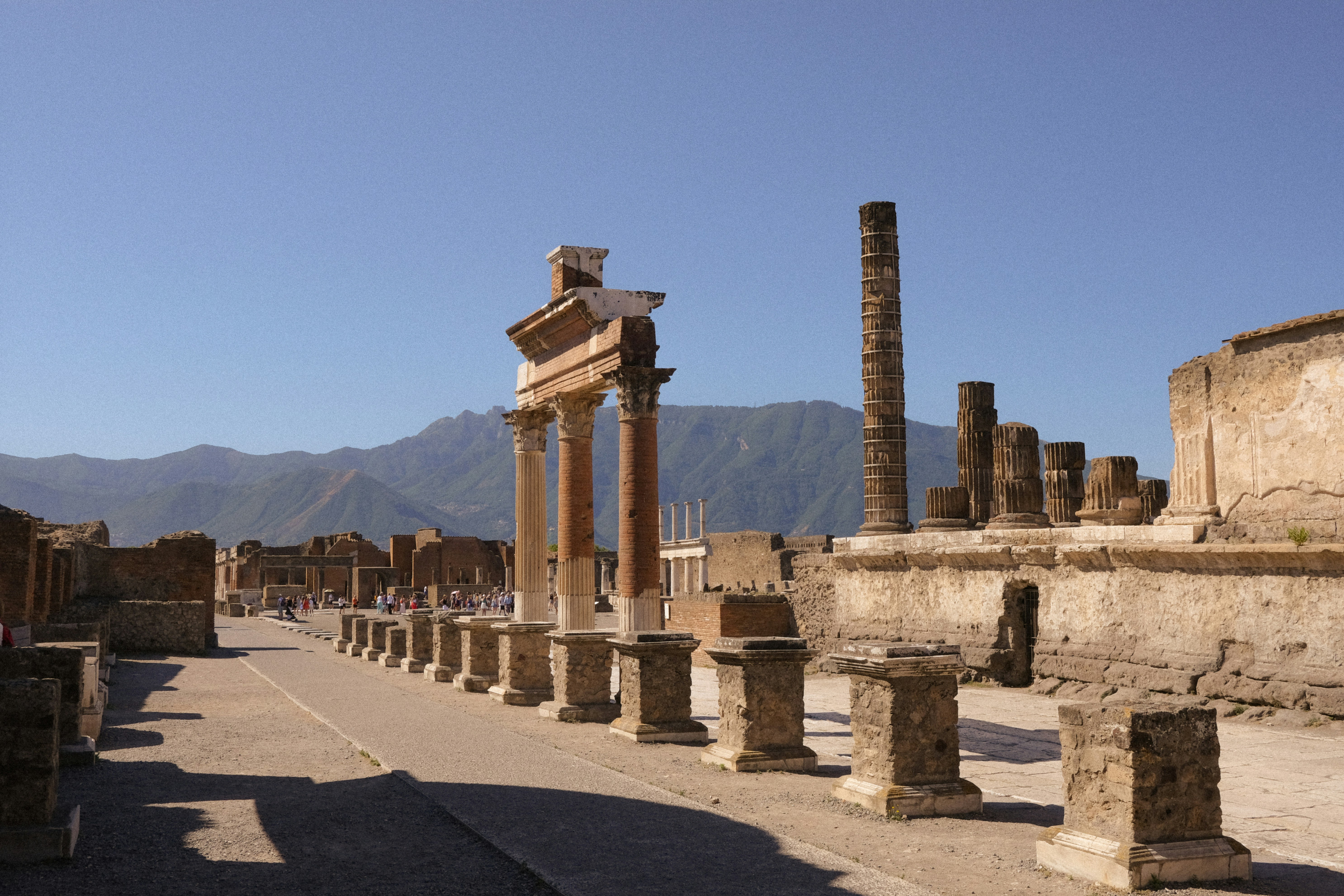 古代ローマ遺跡と柱と山々
