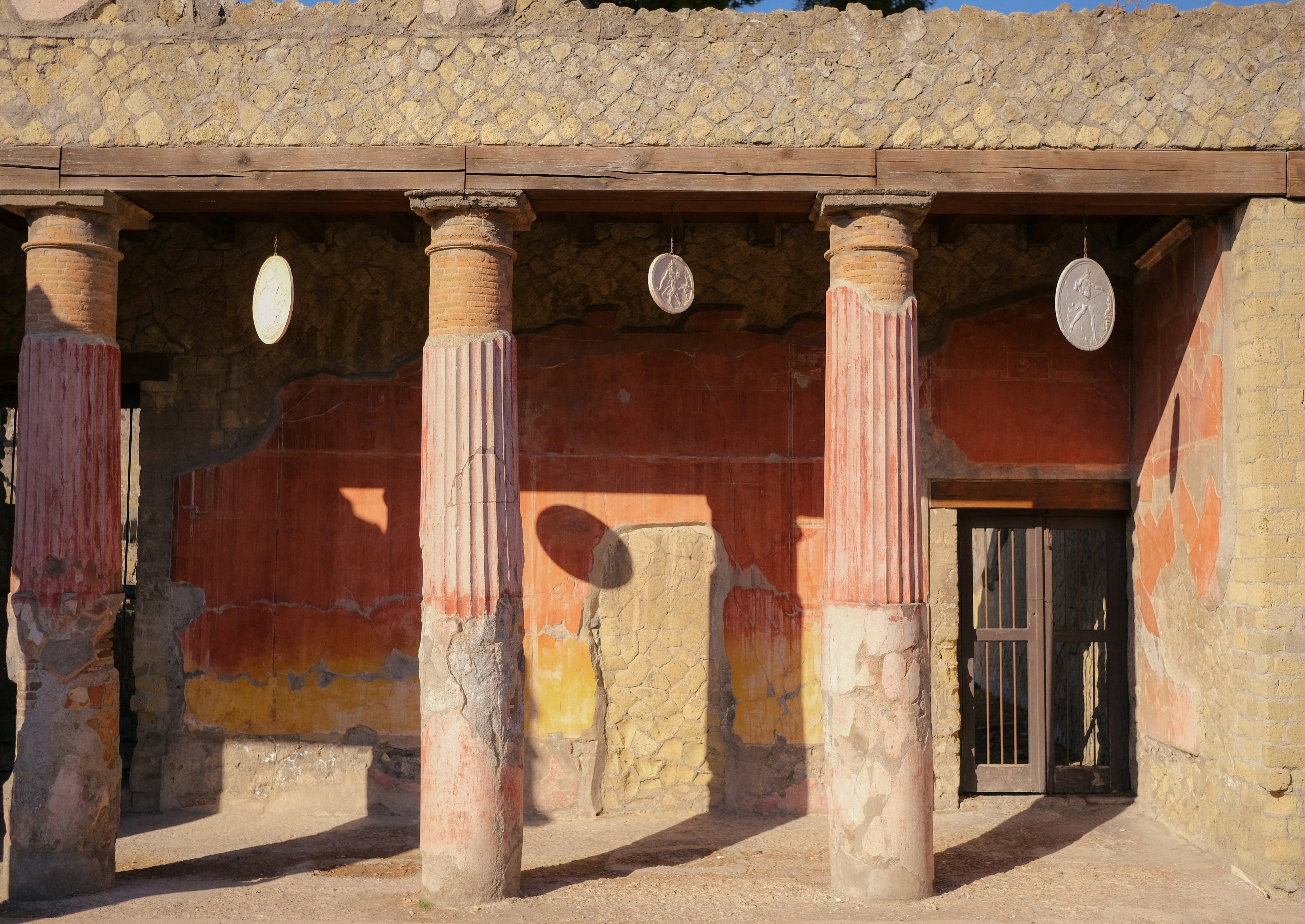 壁には色あせたフレスコ画がある古代ローマの柱。