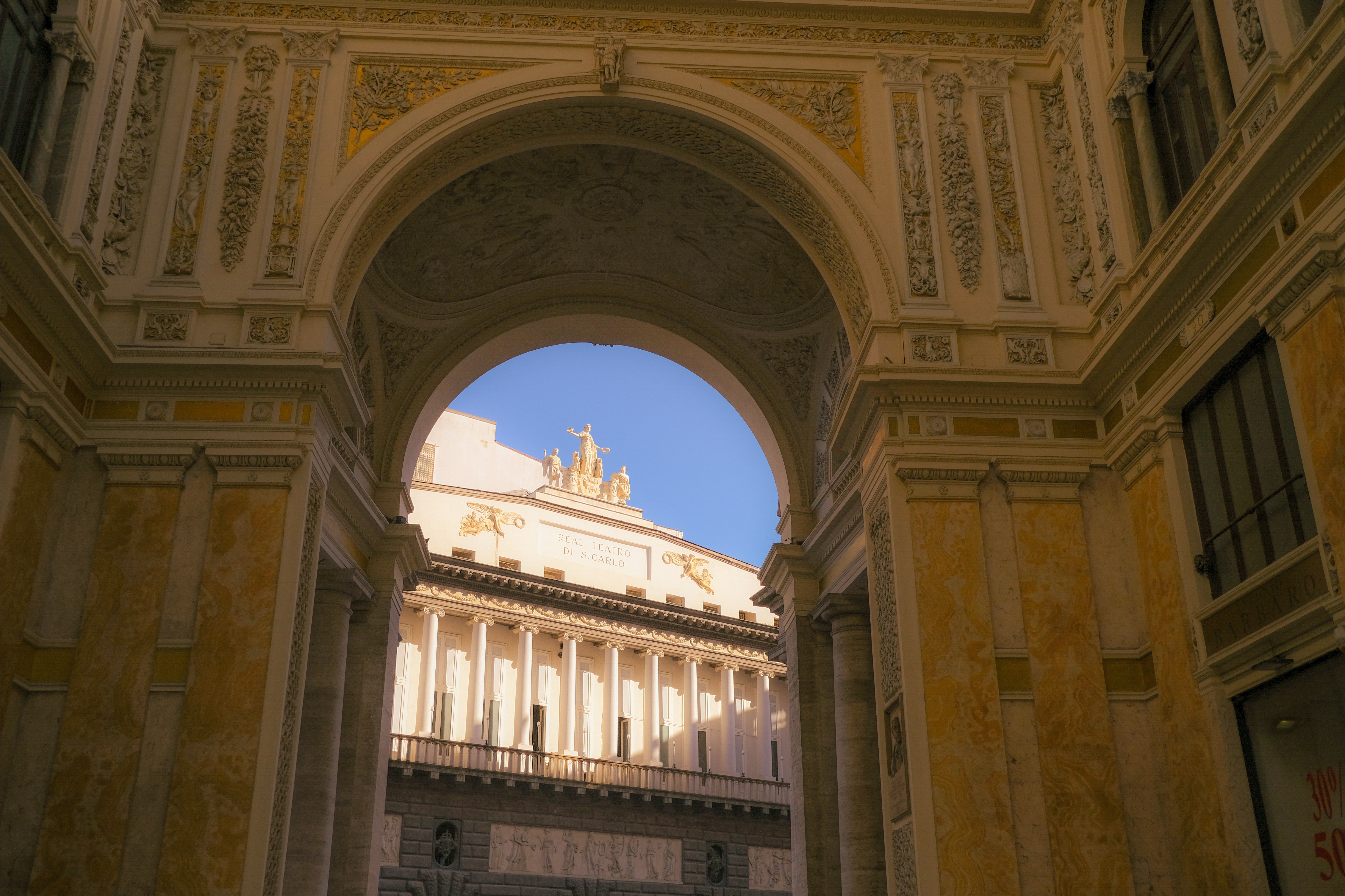 アーチ型の入口は古典建築と青空を明らかにしています