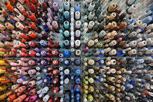 Rows of colorful spools of thread arranged neatly