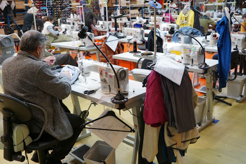 Taller de confección en uso, con máquinas y prendas a medio terminar