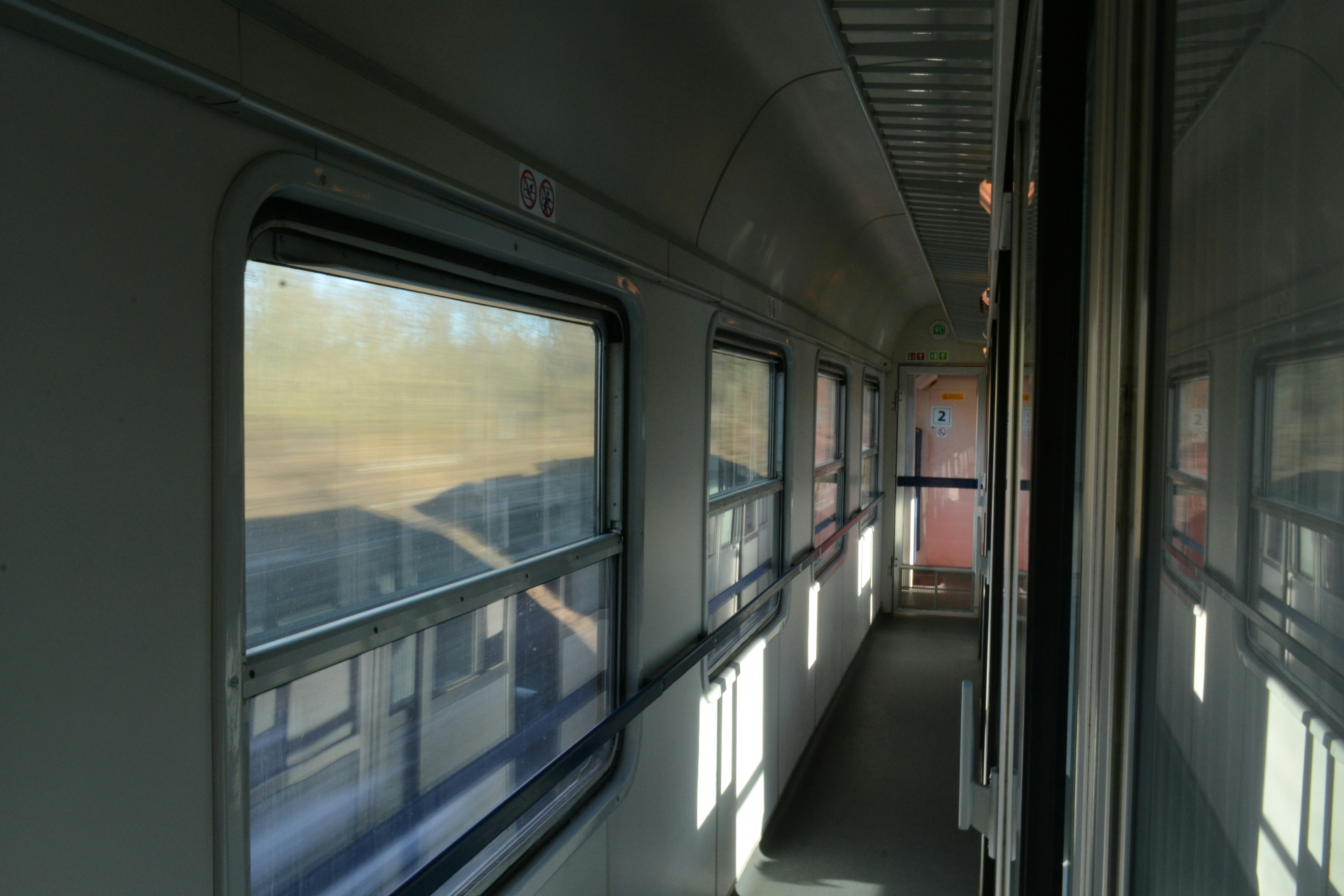 Corridoio interno di un treno passeggeri con finestre